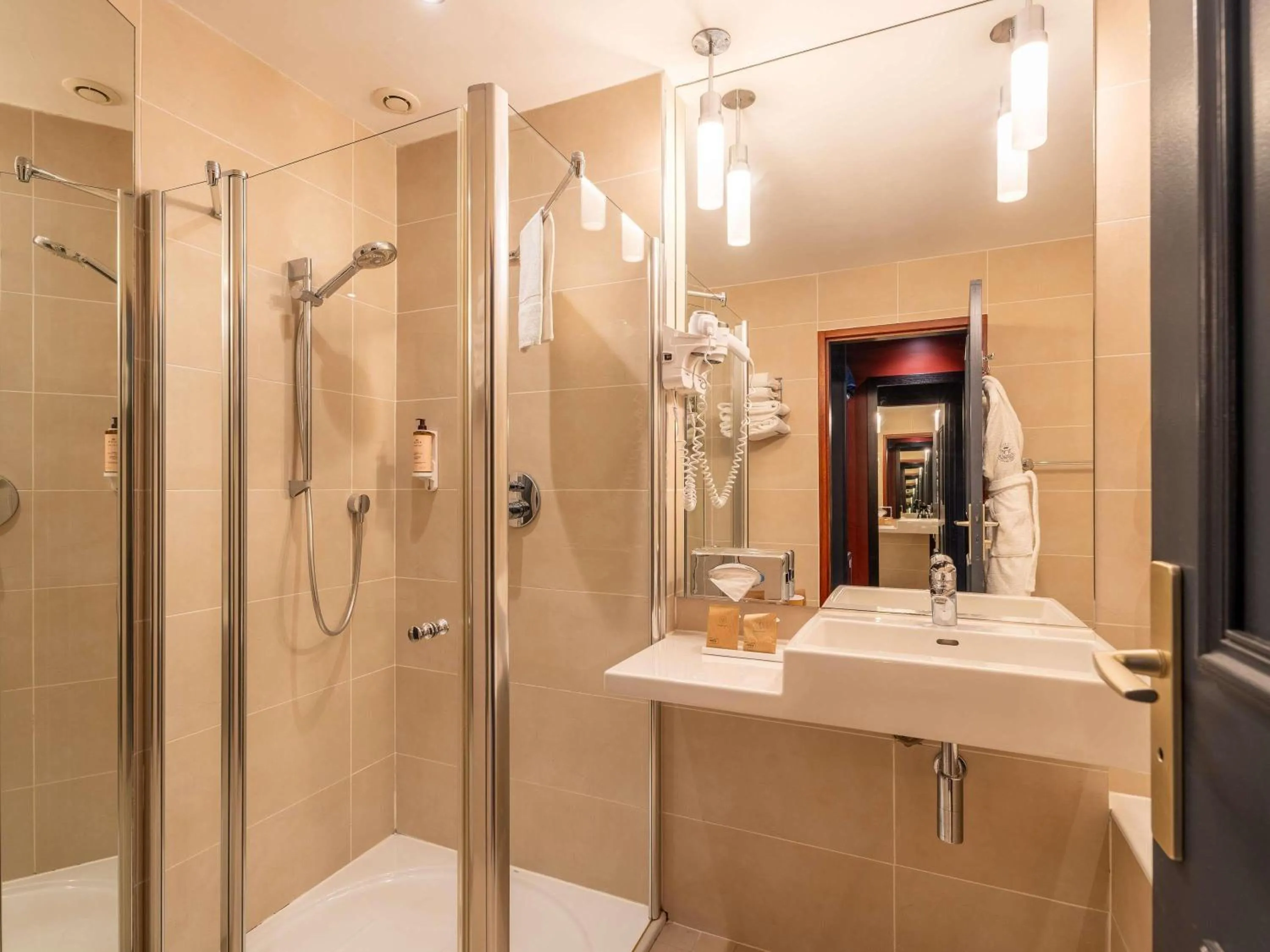 Bedroom in Mercure Bordeaux Chateau Chartrons