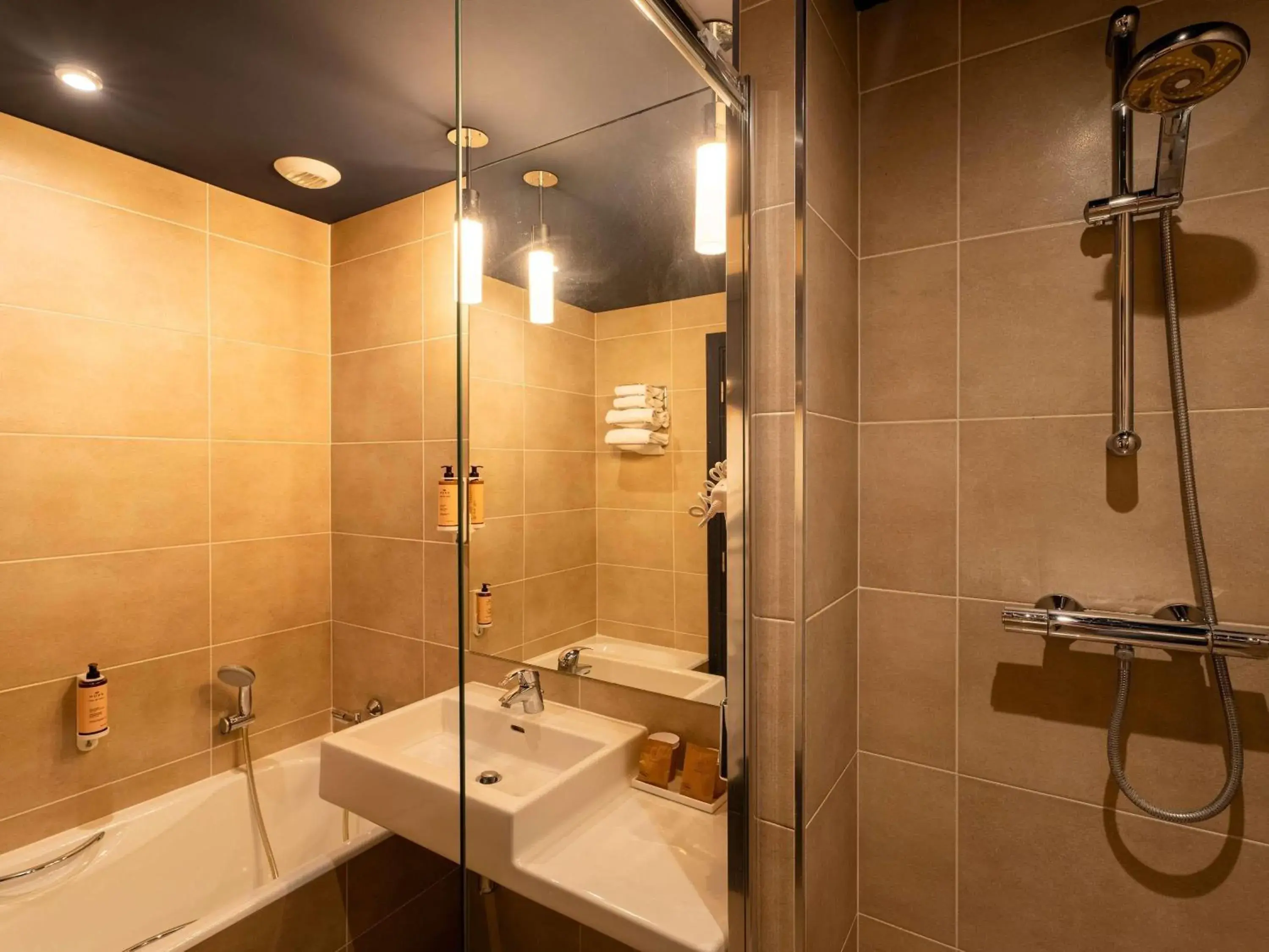 Bedroom in Mercure Bordeaux Chateau Chartrons Bedroom in Mercure Bordeaux Chateau Chartrons