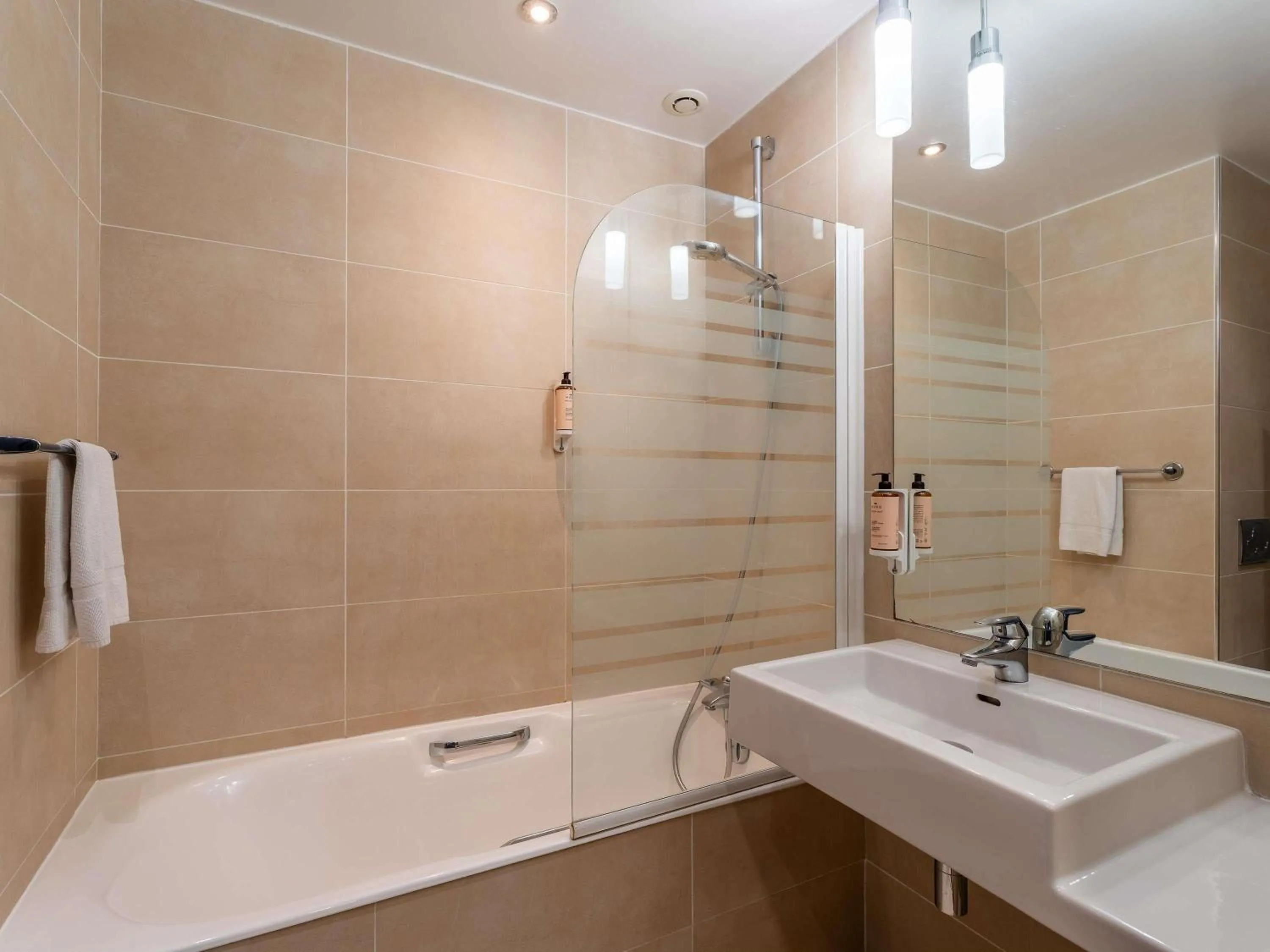 Bedroom in Mercure Bordeaux Chateau Chartrons