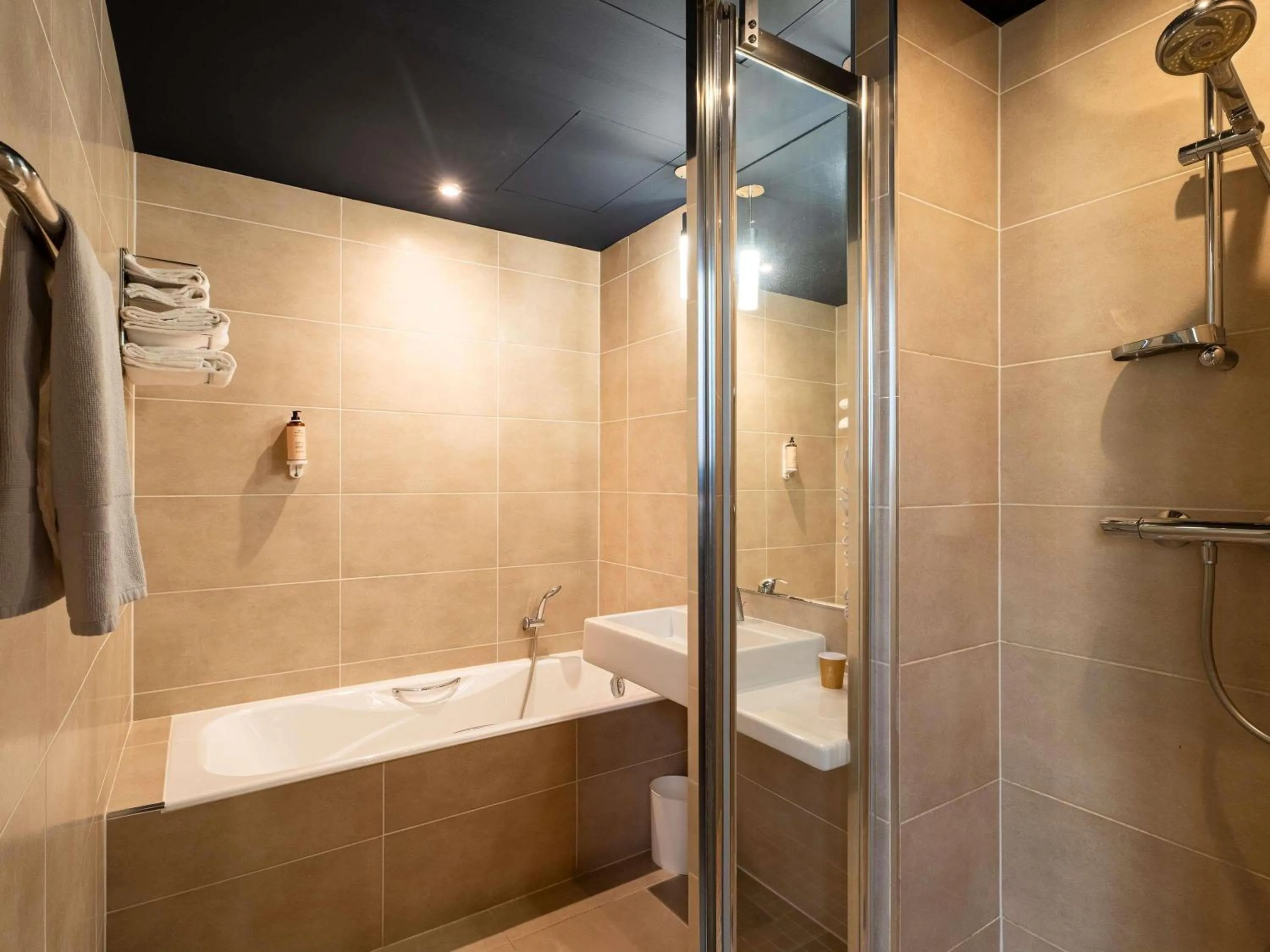 Bedroom in Mercure Bordeaux Chateau Chartrons