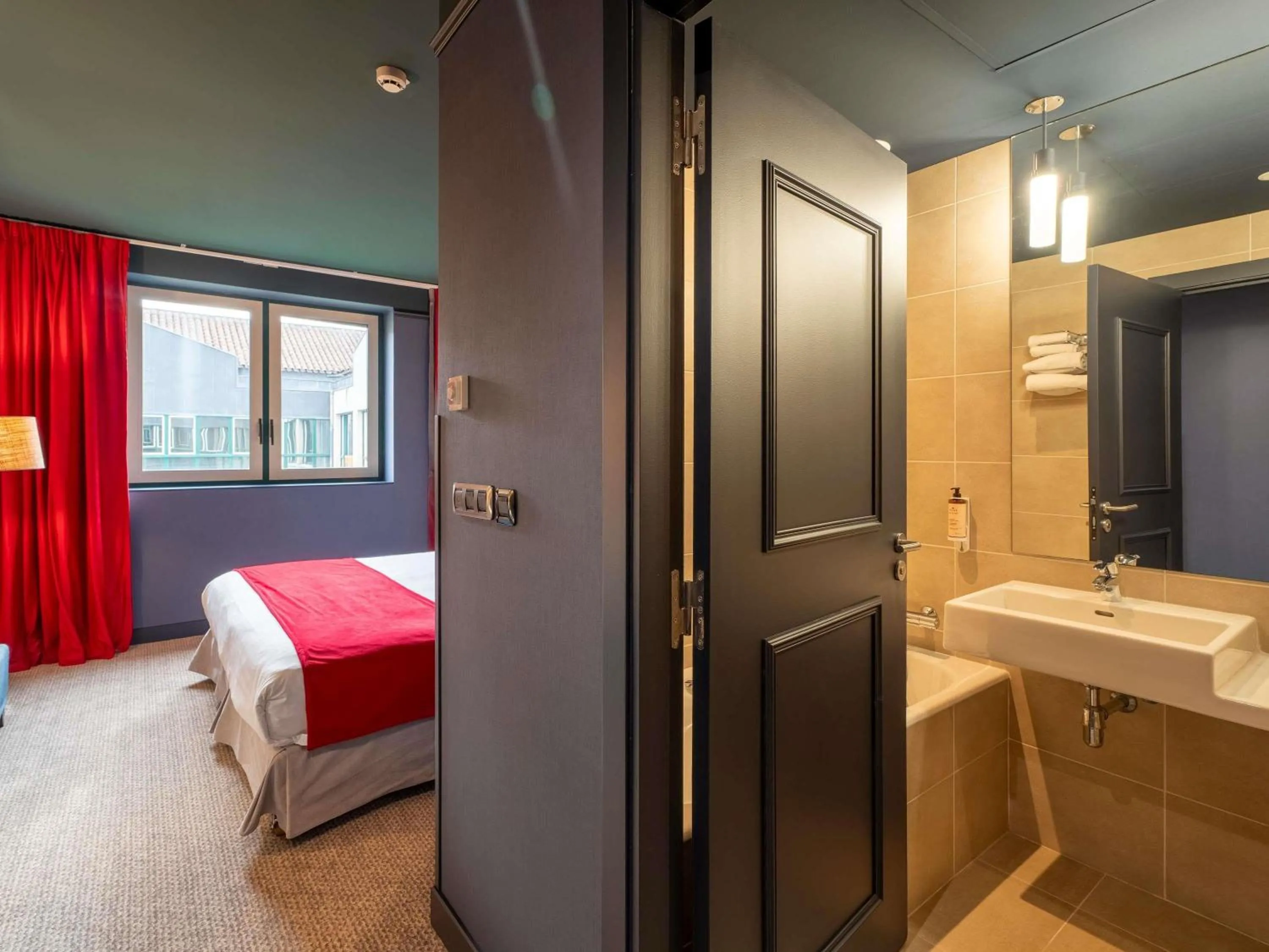 Bedroom, Bed in Mercure Bordeaux Chateau Chartrons