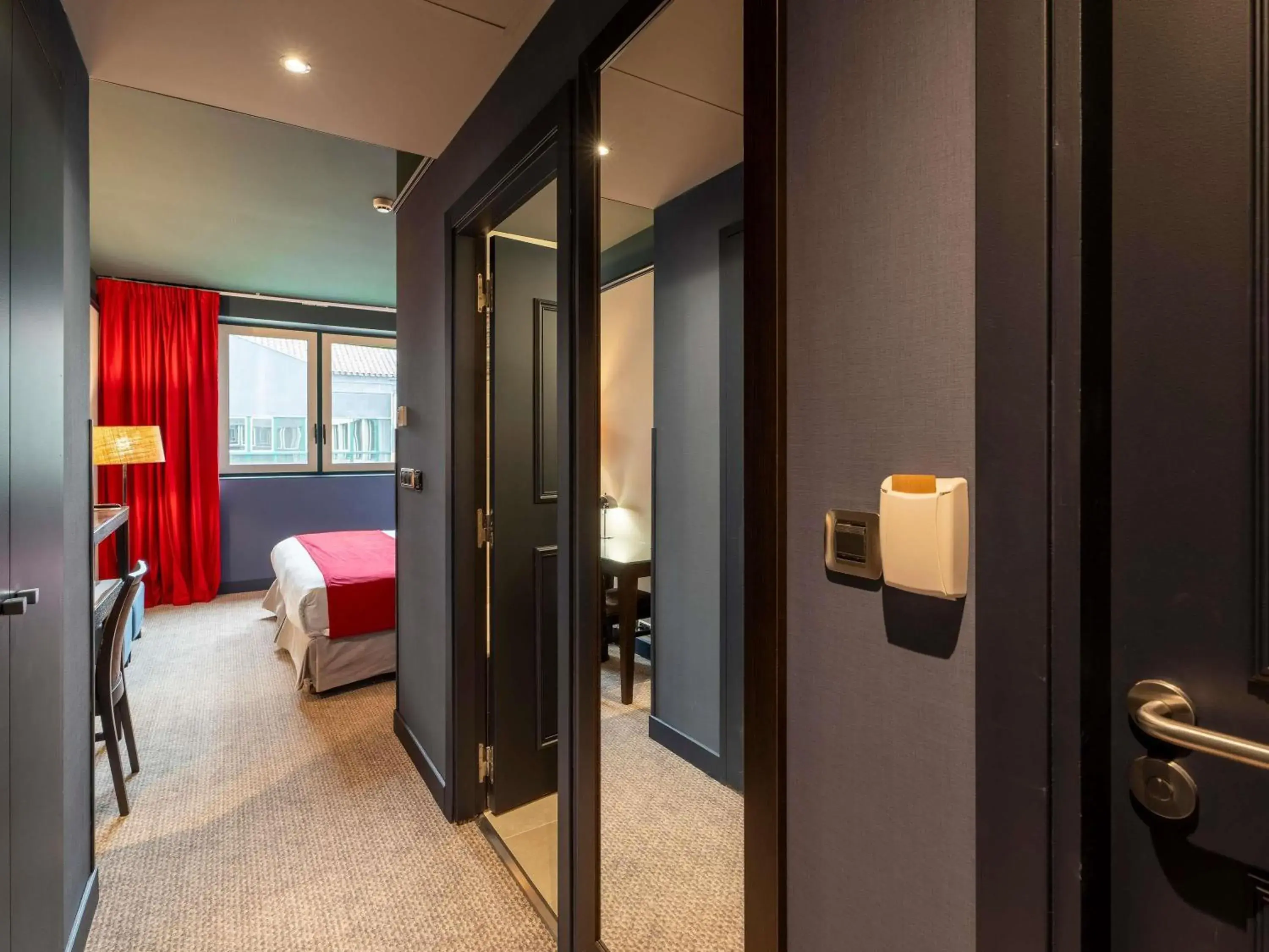 Bedroom, Bed in Mercure Bordeaux Chateau Chartrons Bedroom, Bed in Mercure Bordeaux Chateau Chartrons