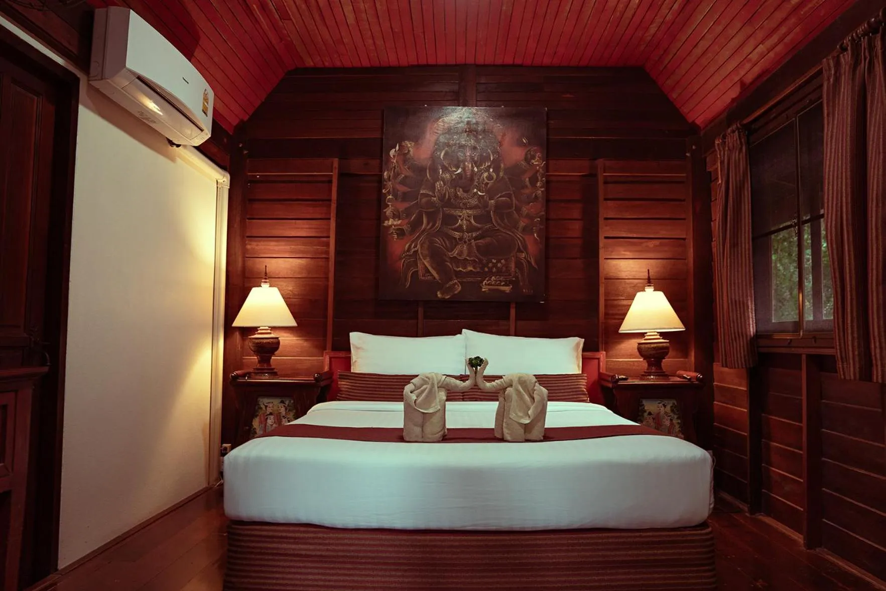 Bedroom, Bed in Leeloo Paradise