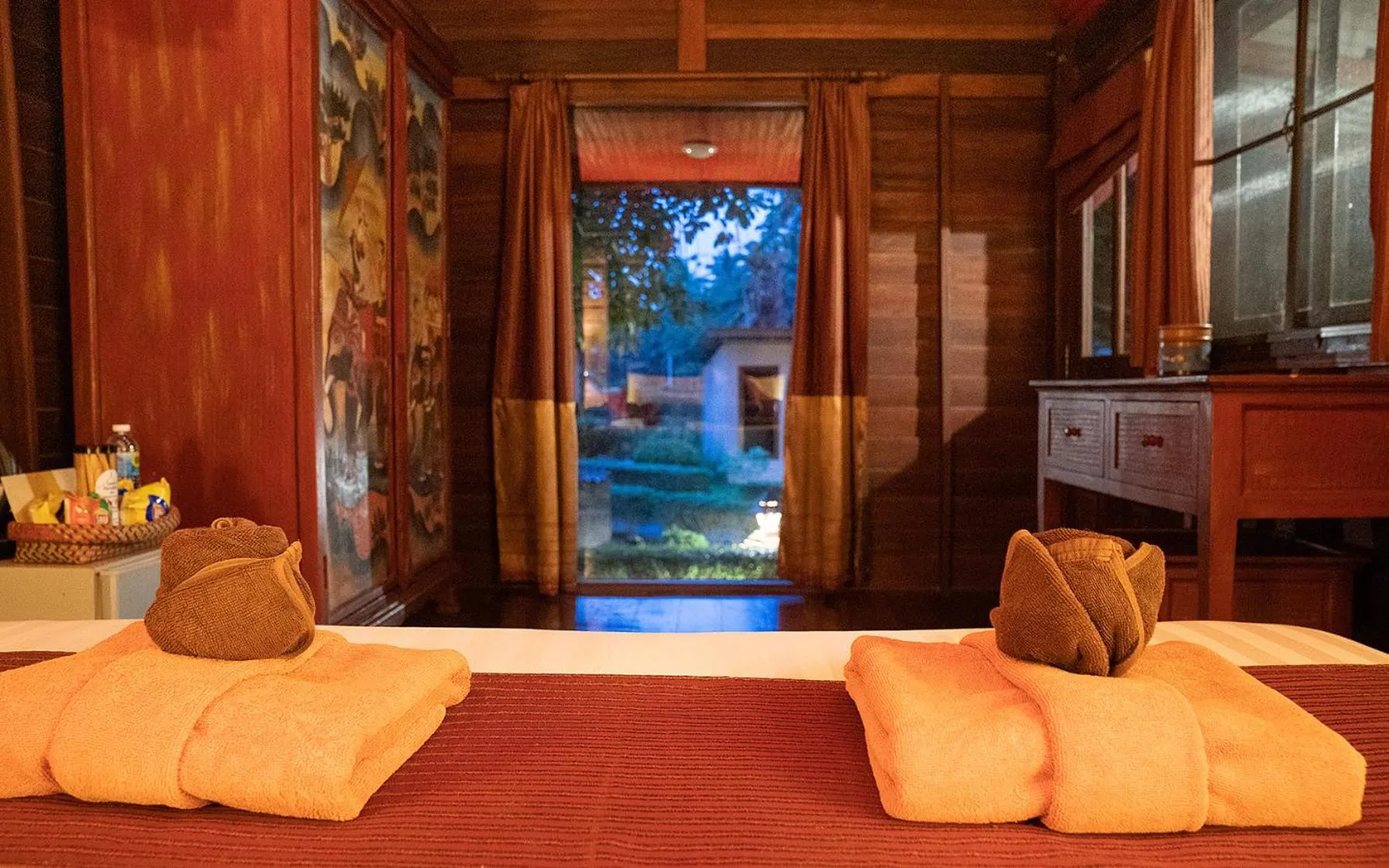 Bedroom, Bed in Leeloo Paradise