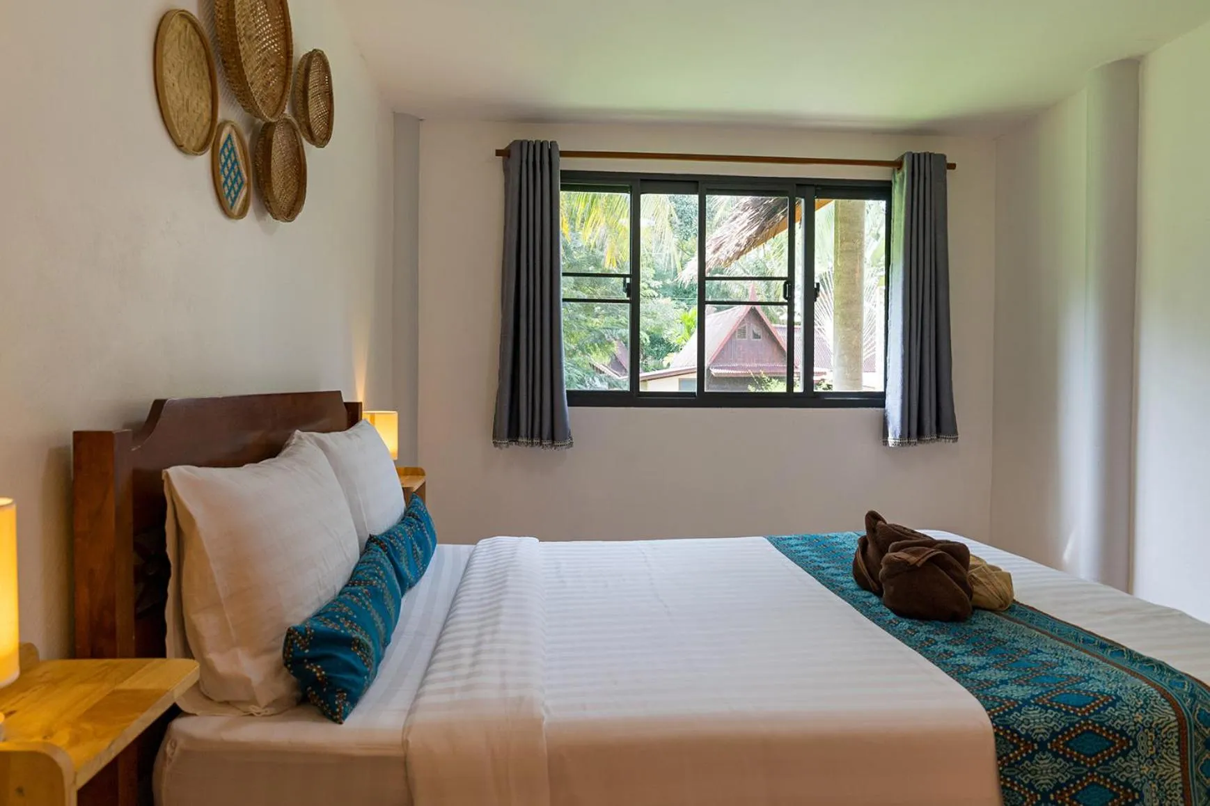 Bedroom, Bed in Leeloo Paradise