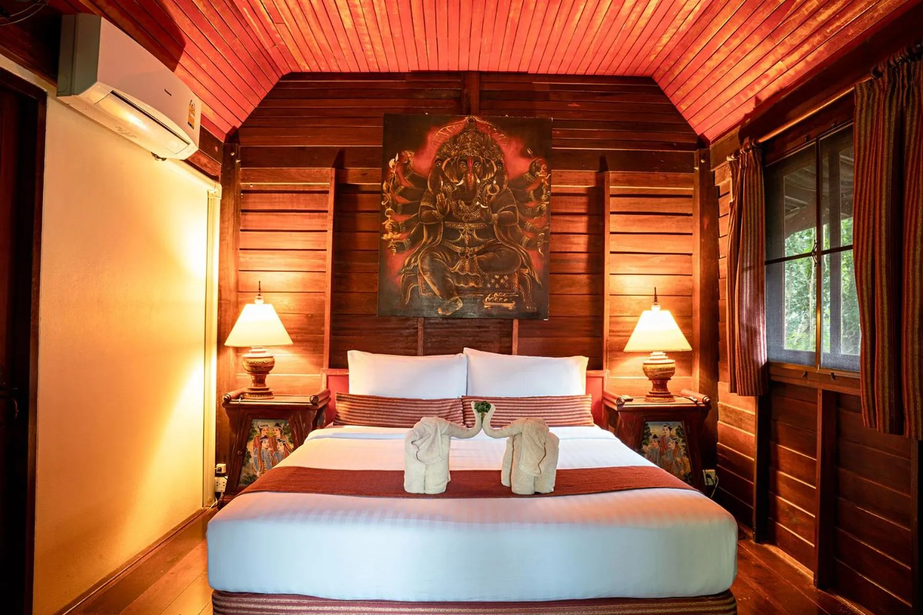 Bedroom, Bed in Leeloo Paradise