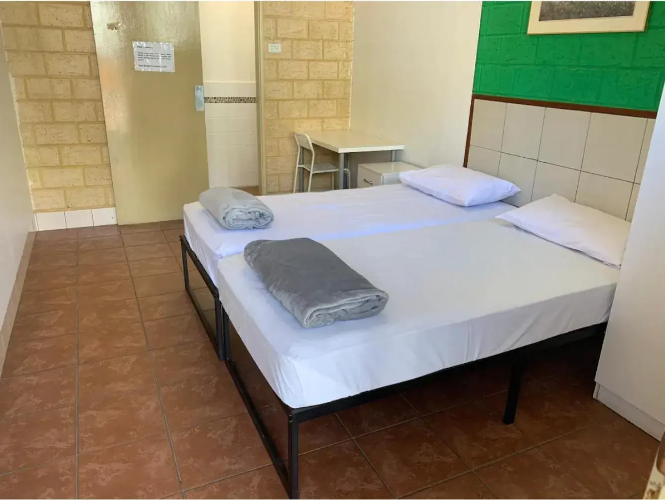 Twin Room with Private Shower in Hay Street Traveller's Inn Twin Room with Private Shower in Hay Street Traveller's Inn