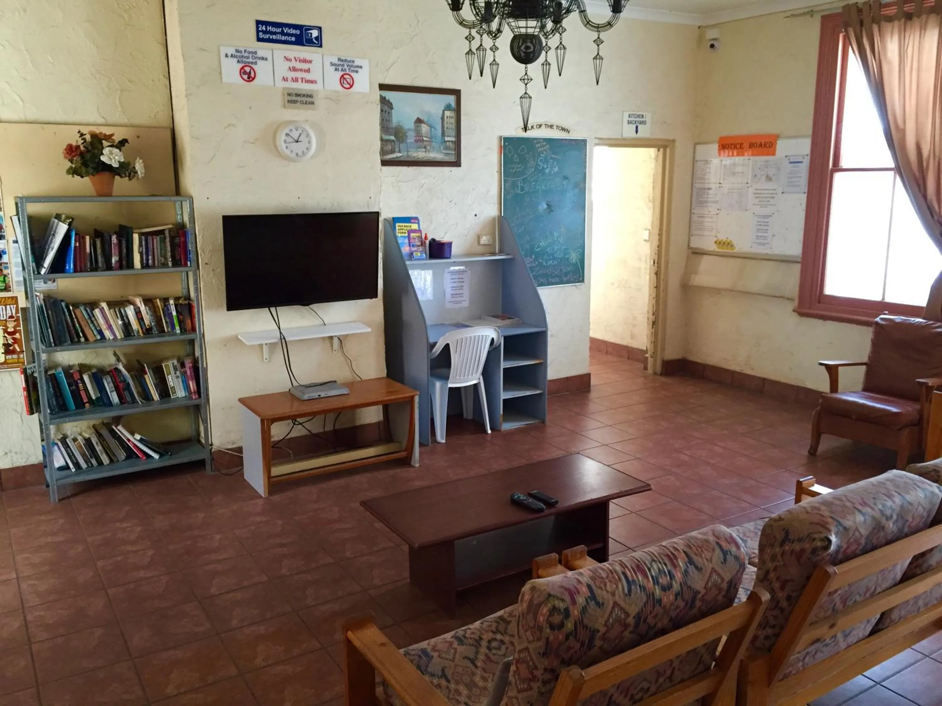 Communal lounge/ TV room in Hay Street Traveller's Inn