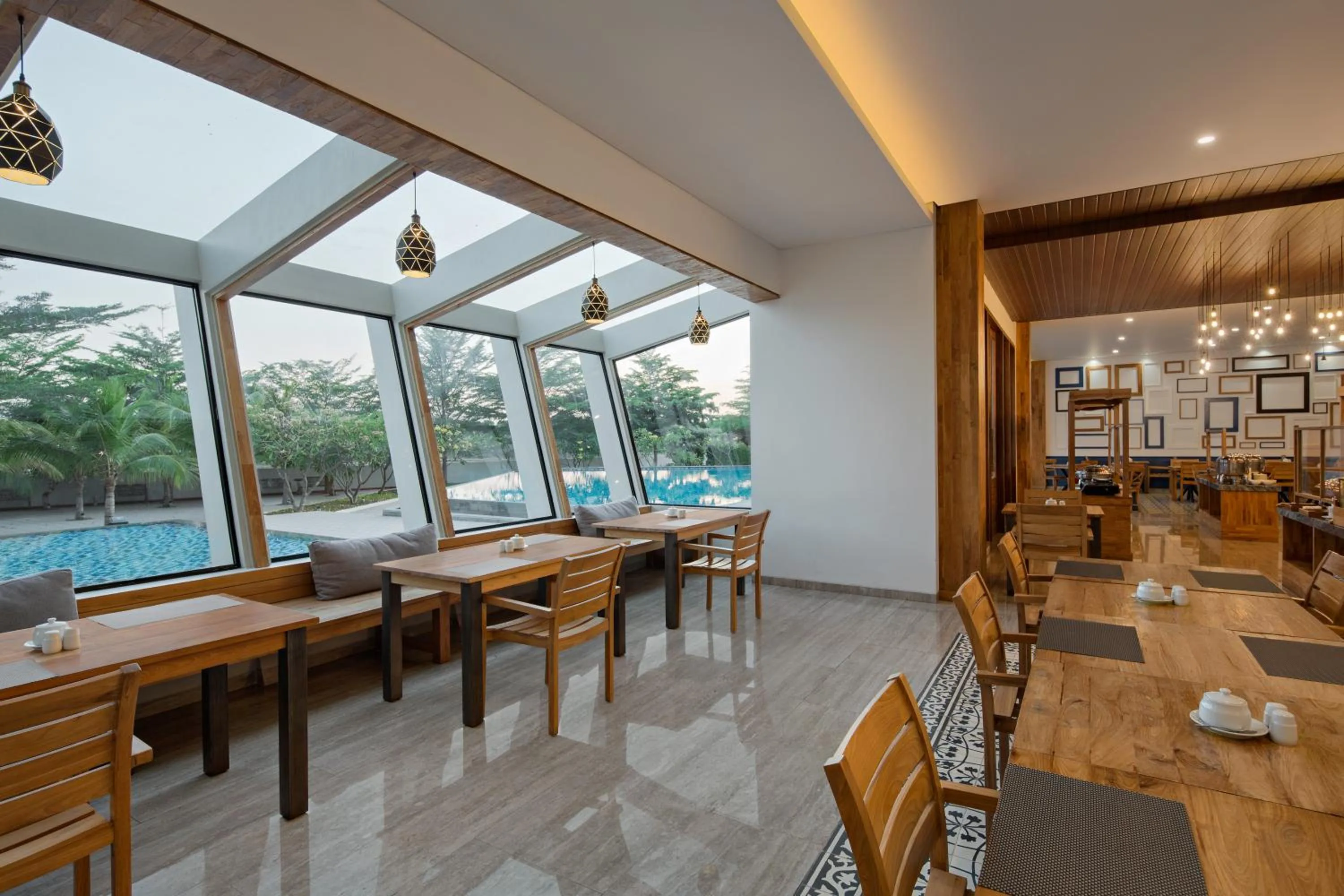 Restaurant/places to eat in Pollos Hotel & Gallery