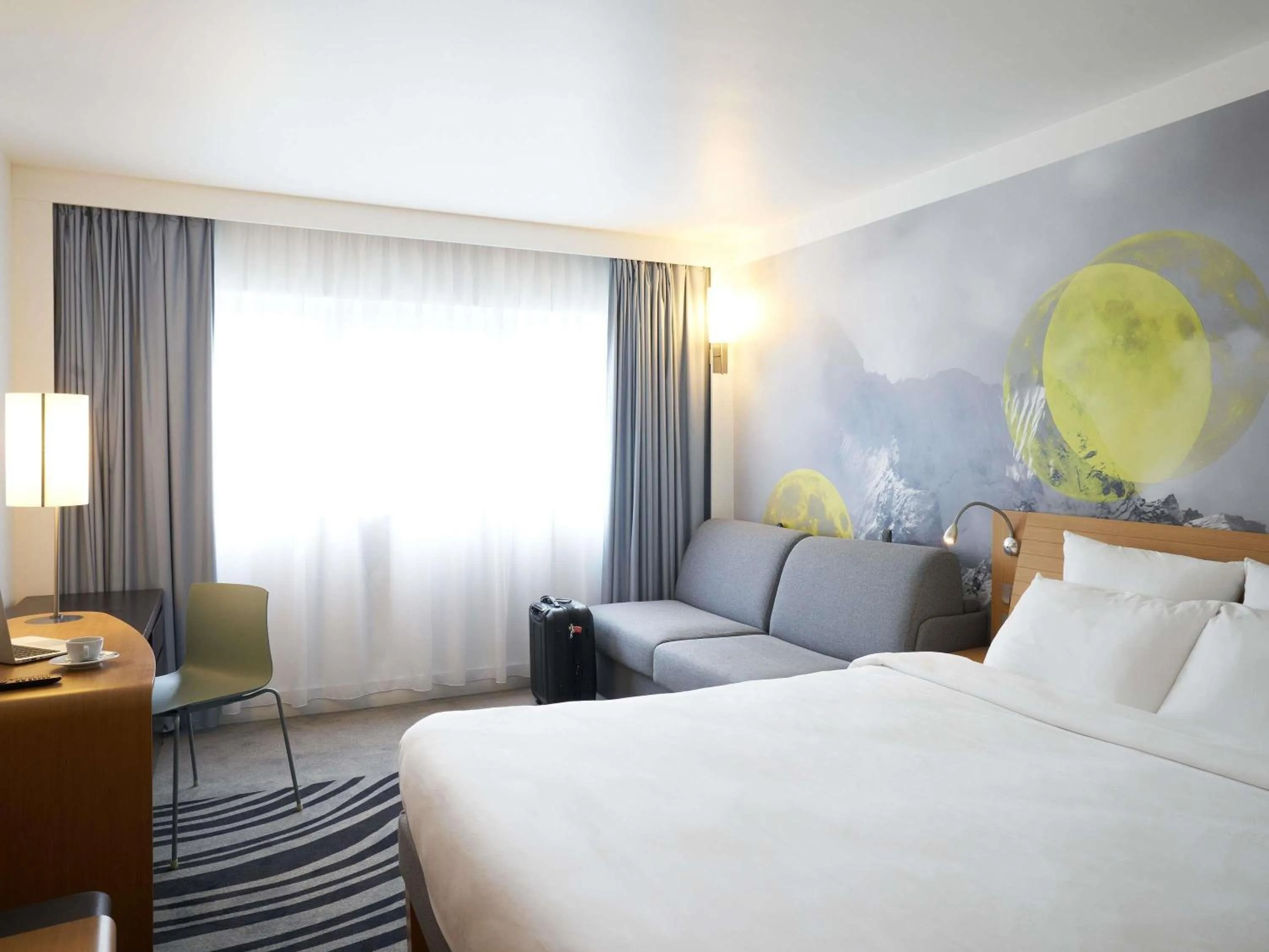 Property building, Bed in Novotel Marne La Vallée Collégien