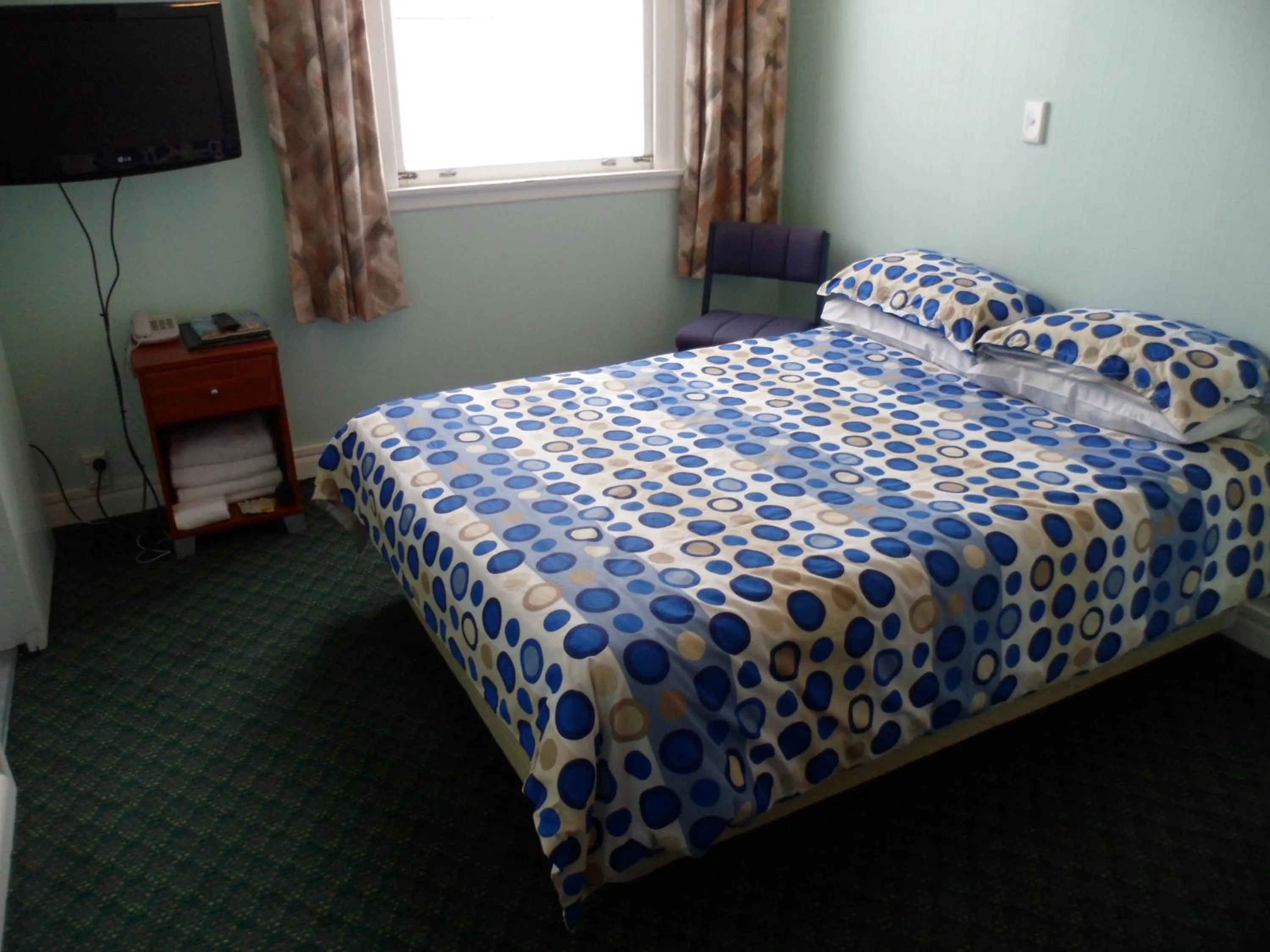 Photo of the whole room, Bed in Essex Arms
