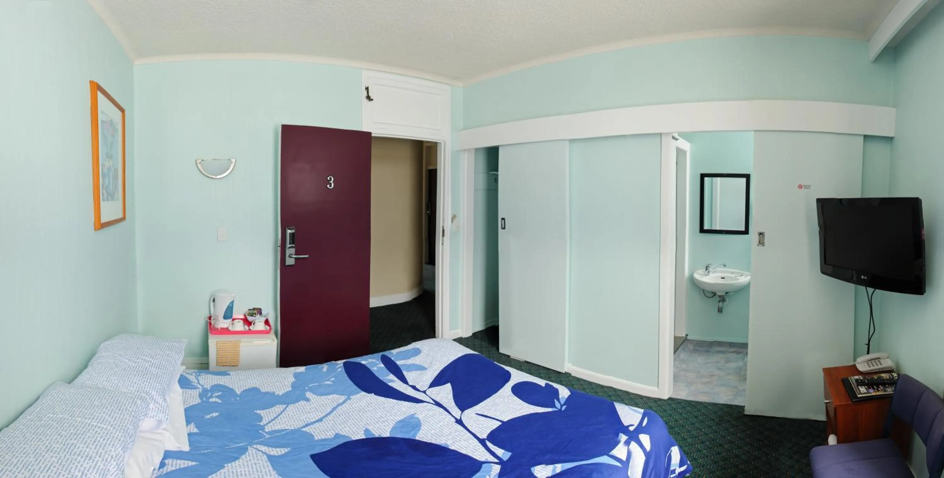 Photo of the whole room, Bed in Essex Arms