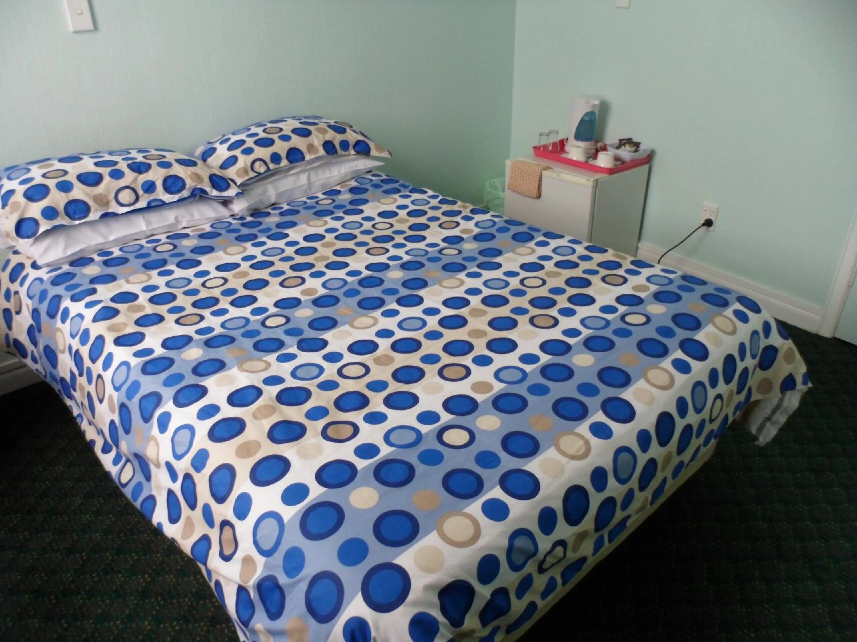 Photo of the whole room, Bed in Essex Arms
