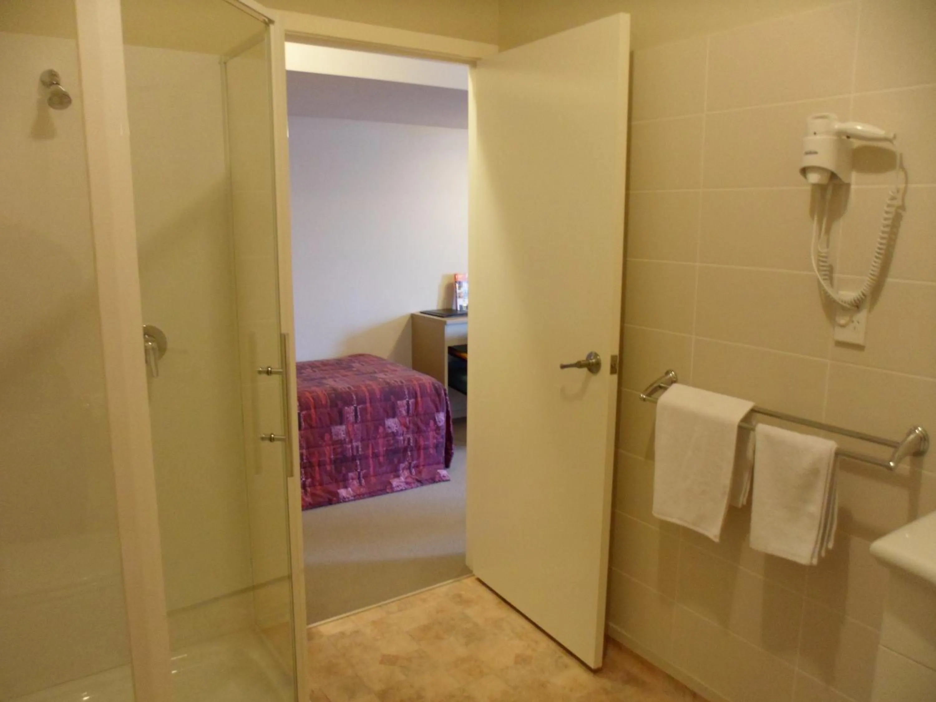 Bathroom, Bed in Essex Arms