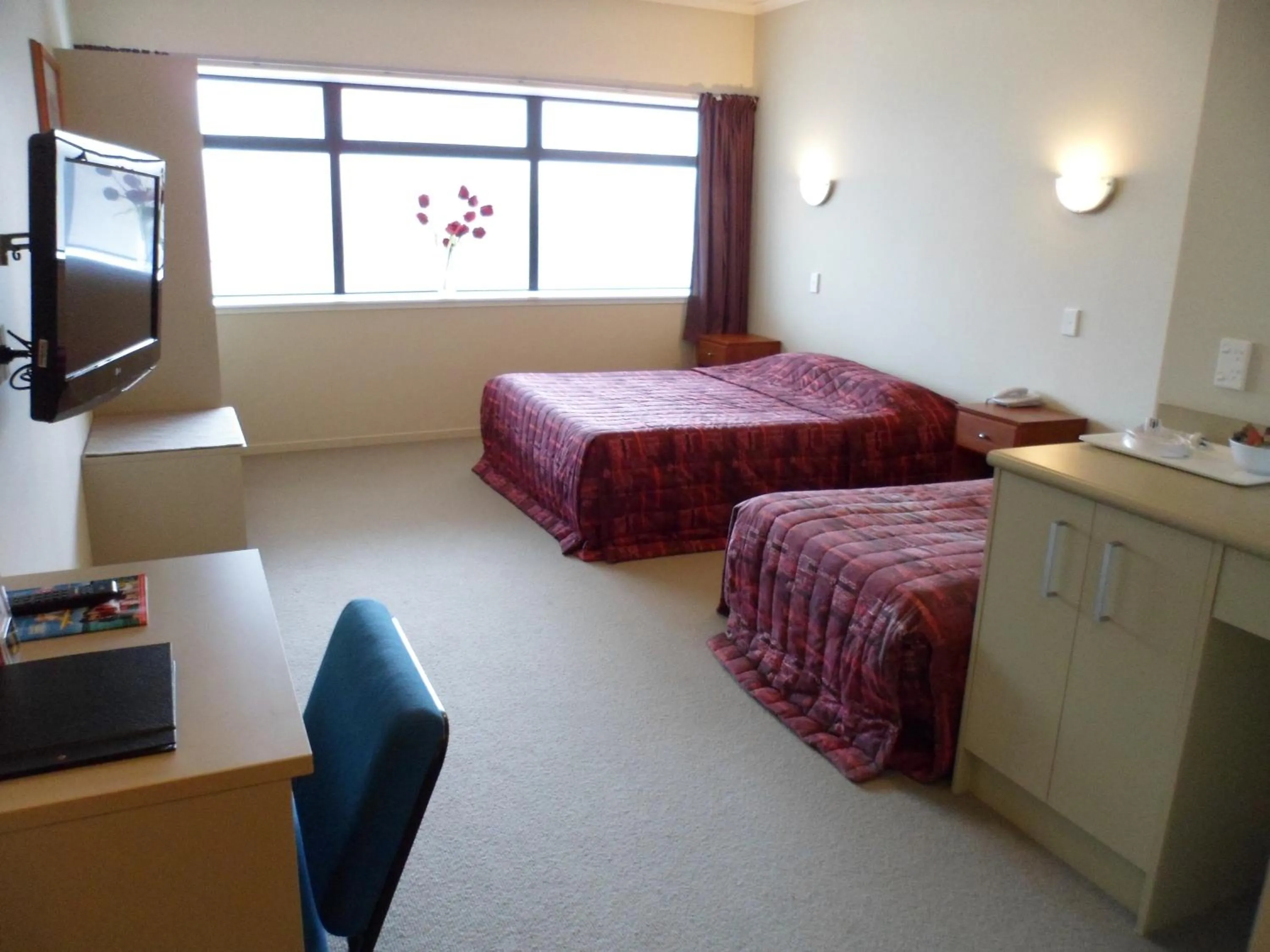 Photo of the whole room, Bed in Essex Arms