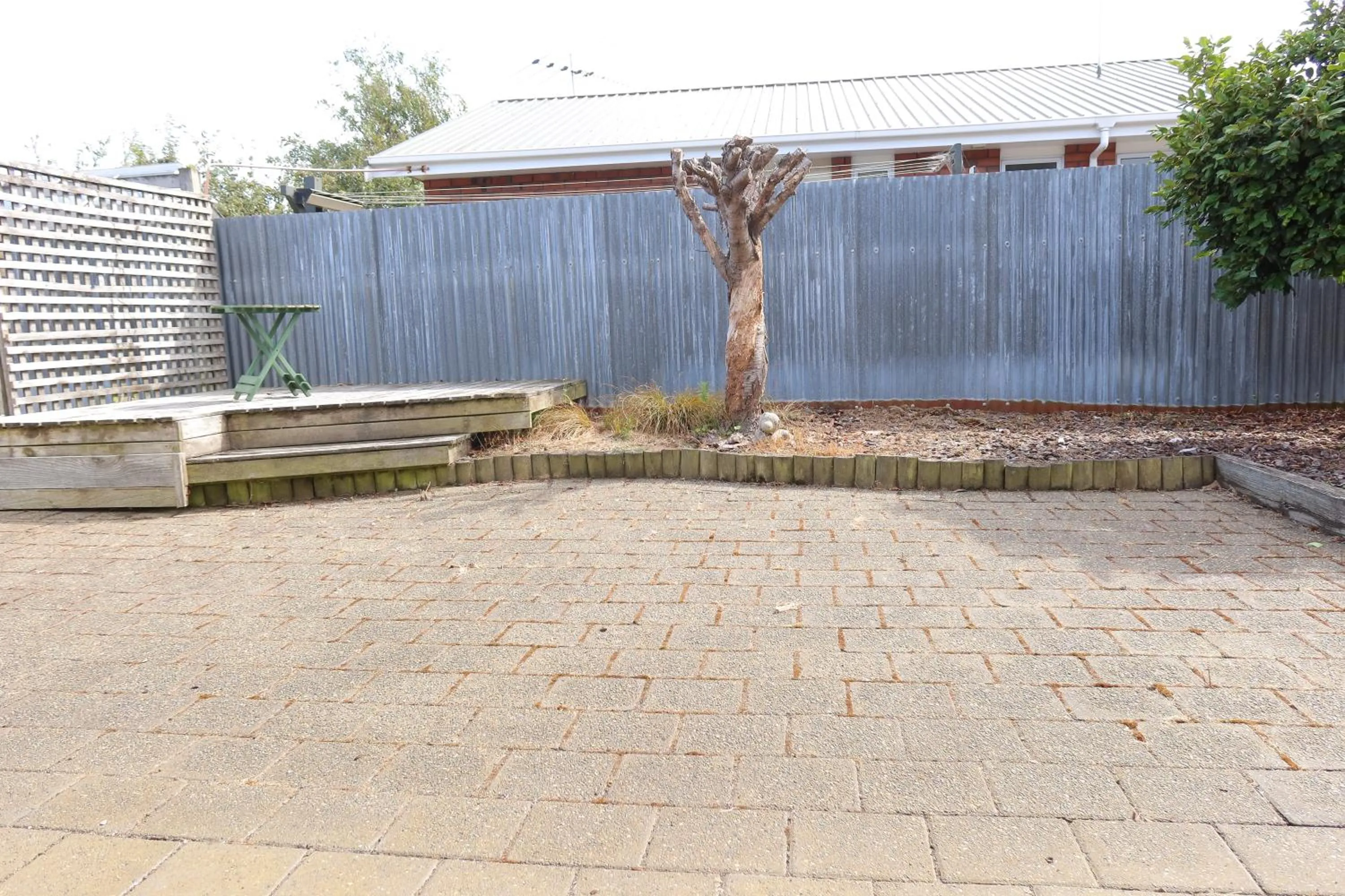 Garden in Colonial Motel