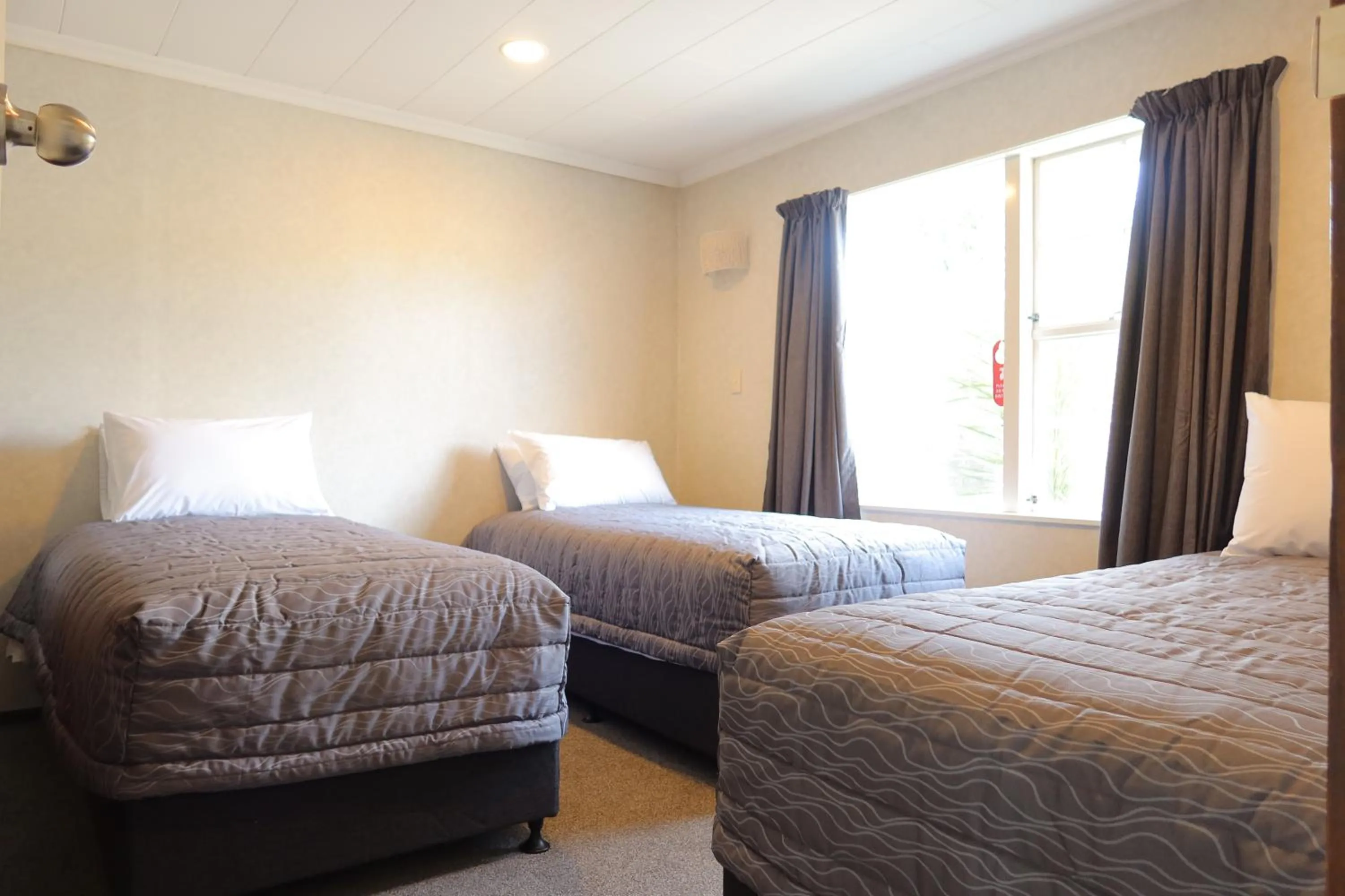 Bedroom, Bed in Colonial Motel