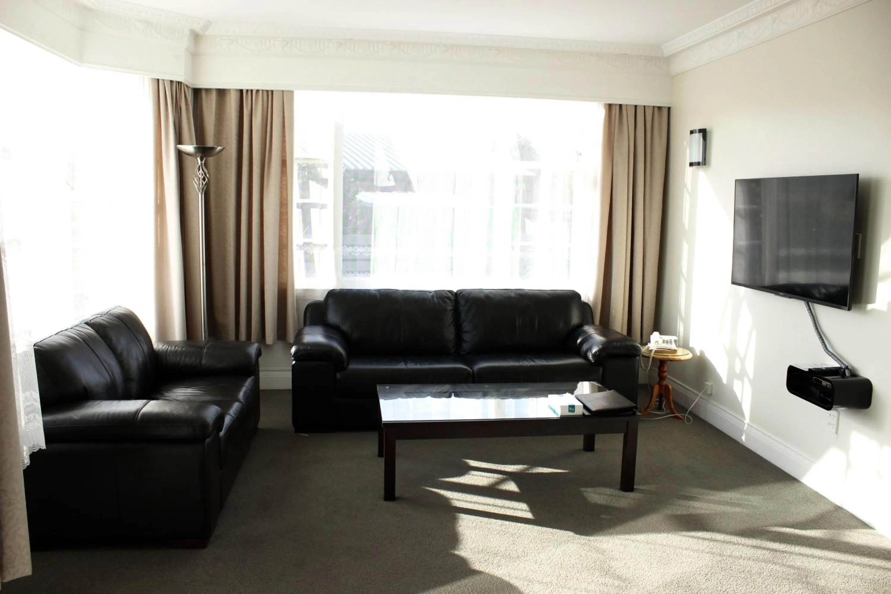 Living room in Colonial Motel