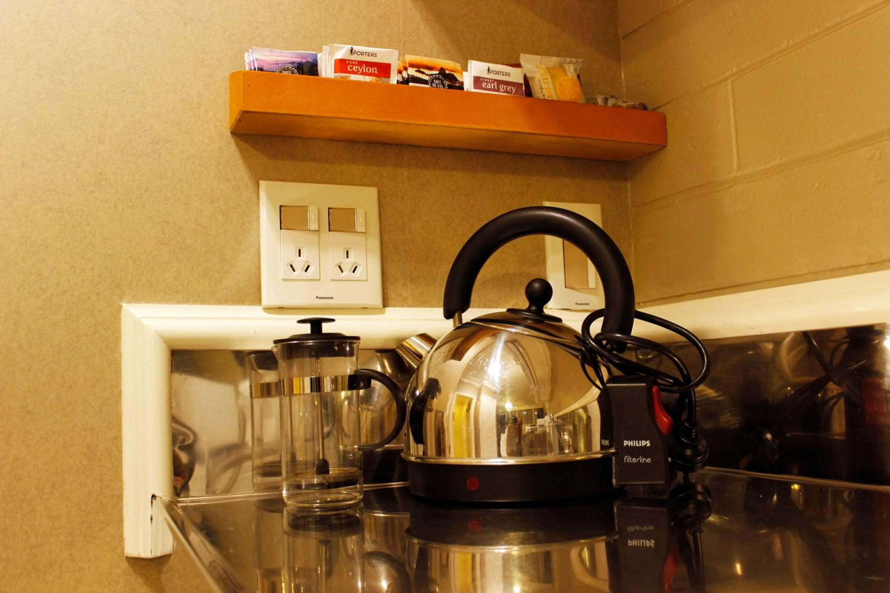 Coffee/tea facilities in Colonial Motel