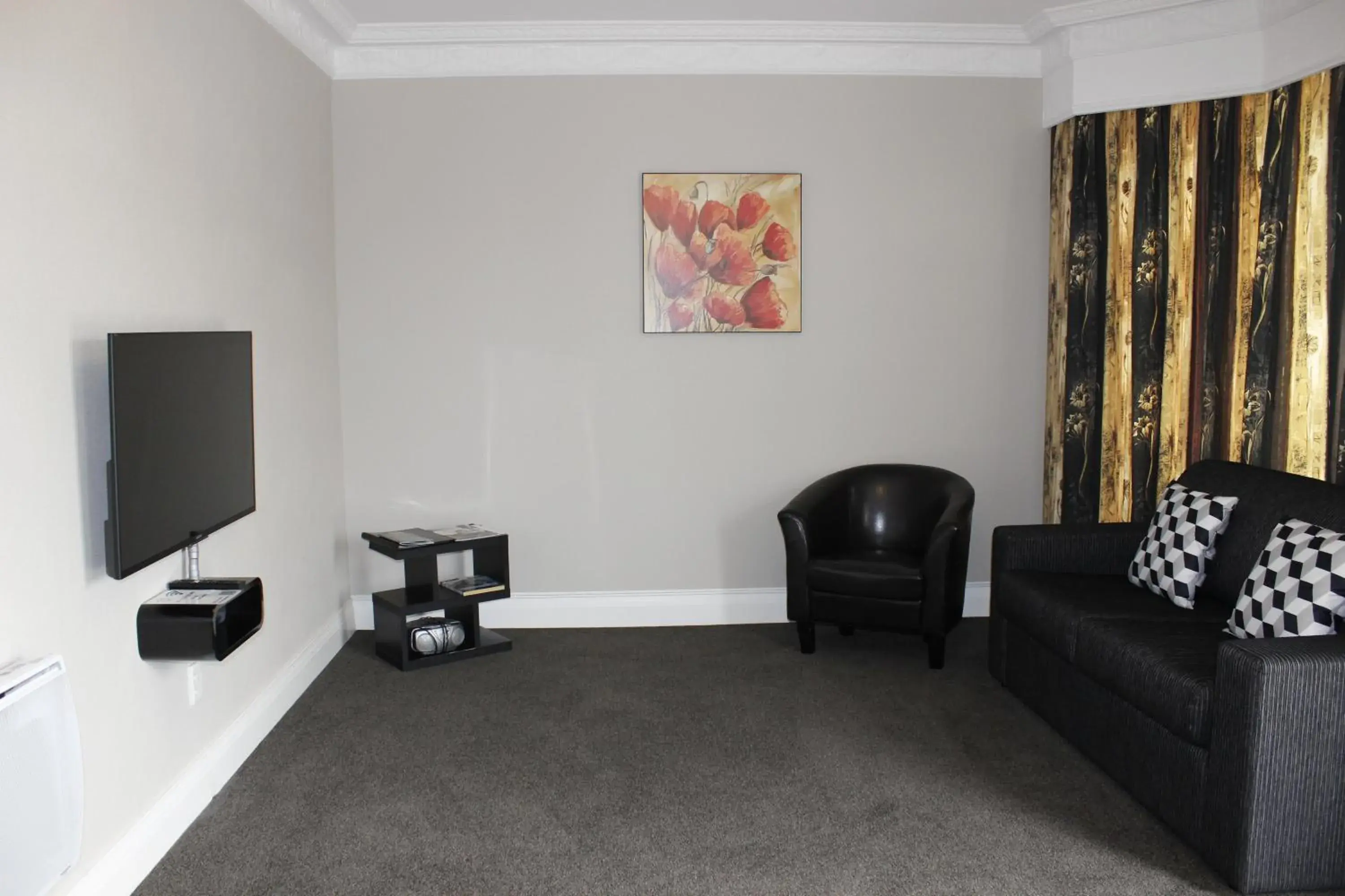 Executive One-Bedroom Apartment in Colonial Motel Executive One-Bedroom Apartment in Colonial Motel