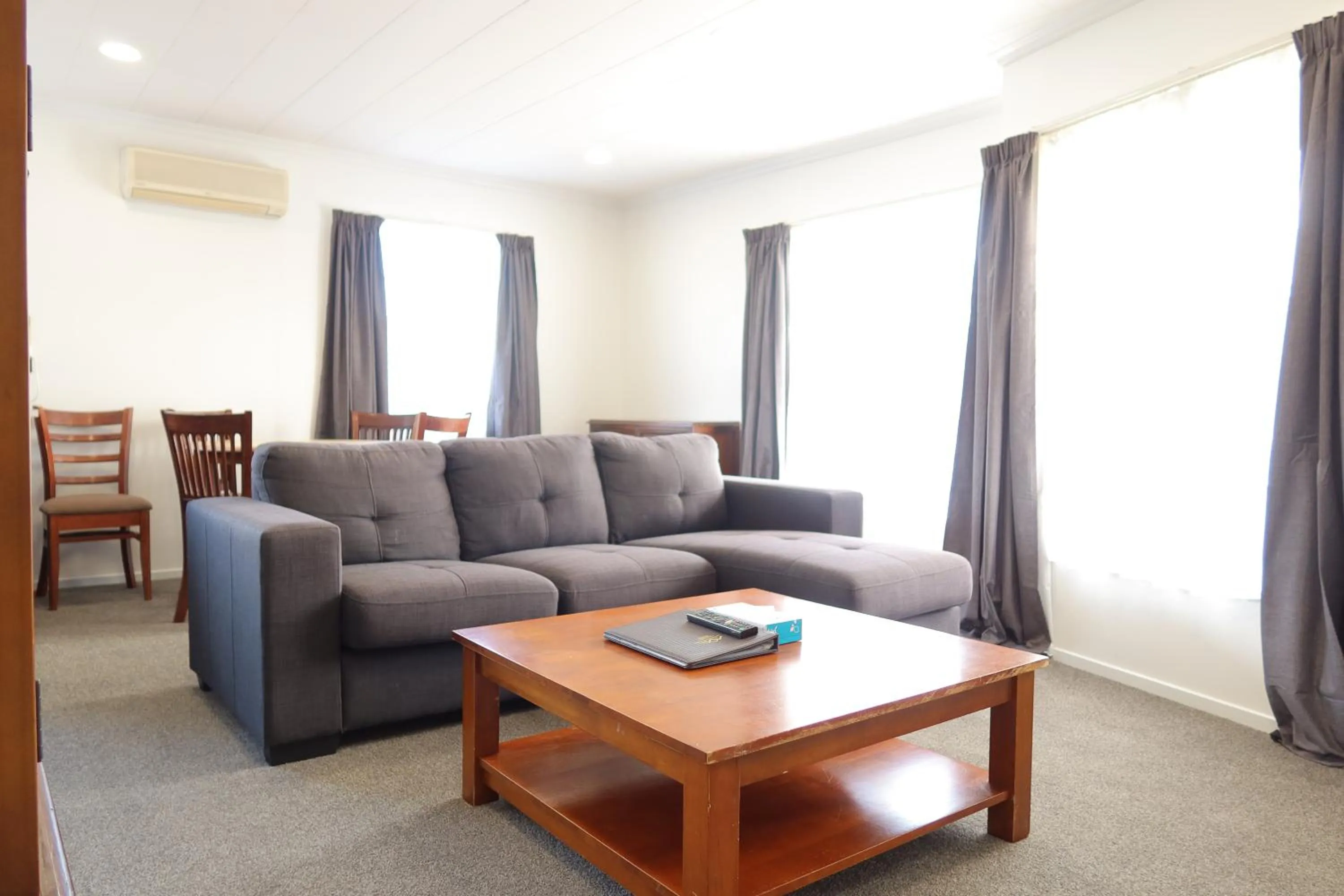 Living room in Colonial Motel