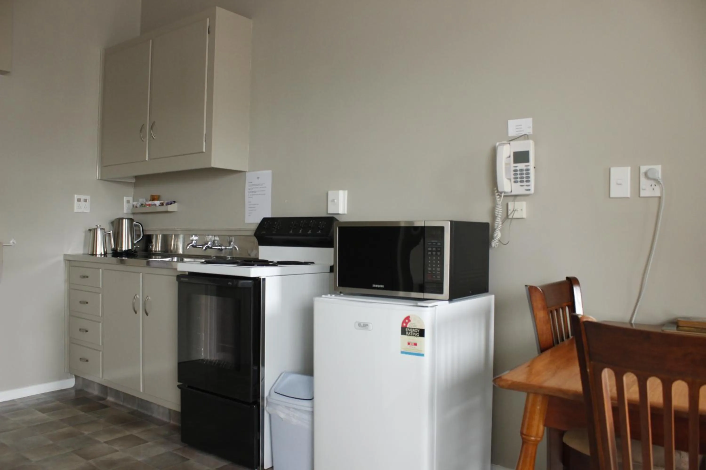 Kitchen or kitchenette in Colonial Motel