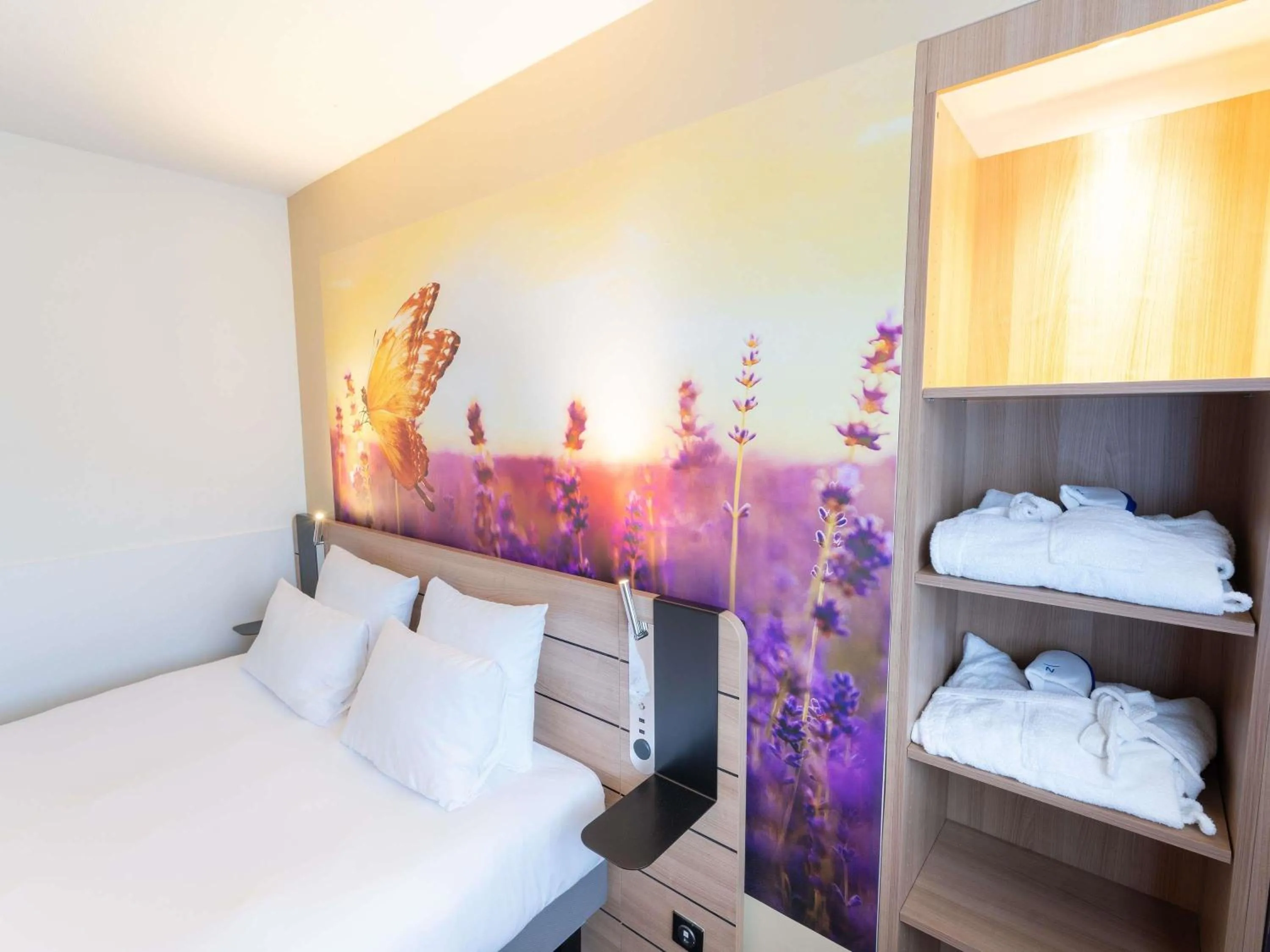 Property building, Bed in Novotel Antibes Sophia Antipolis