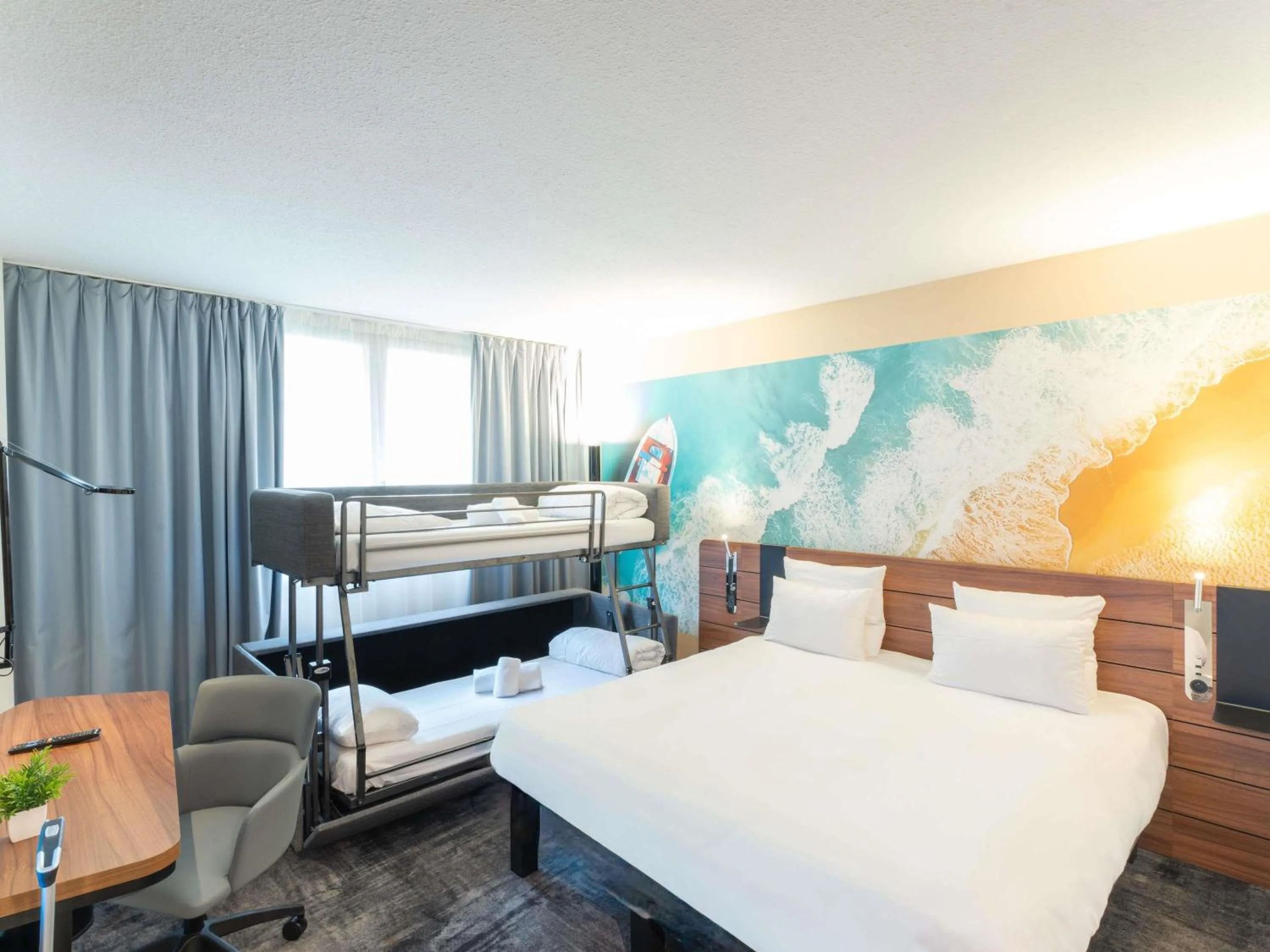 Property building, Bed in Novotel Antibes Sophia Antipolis