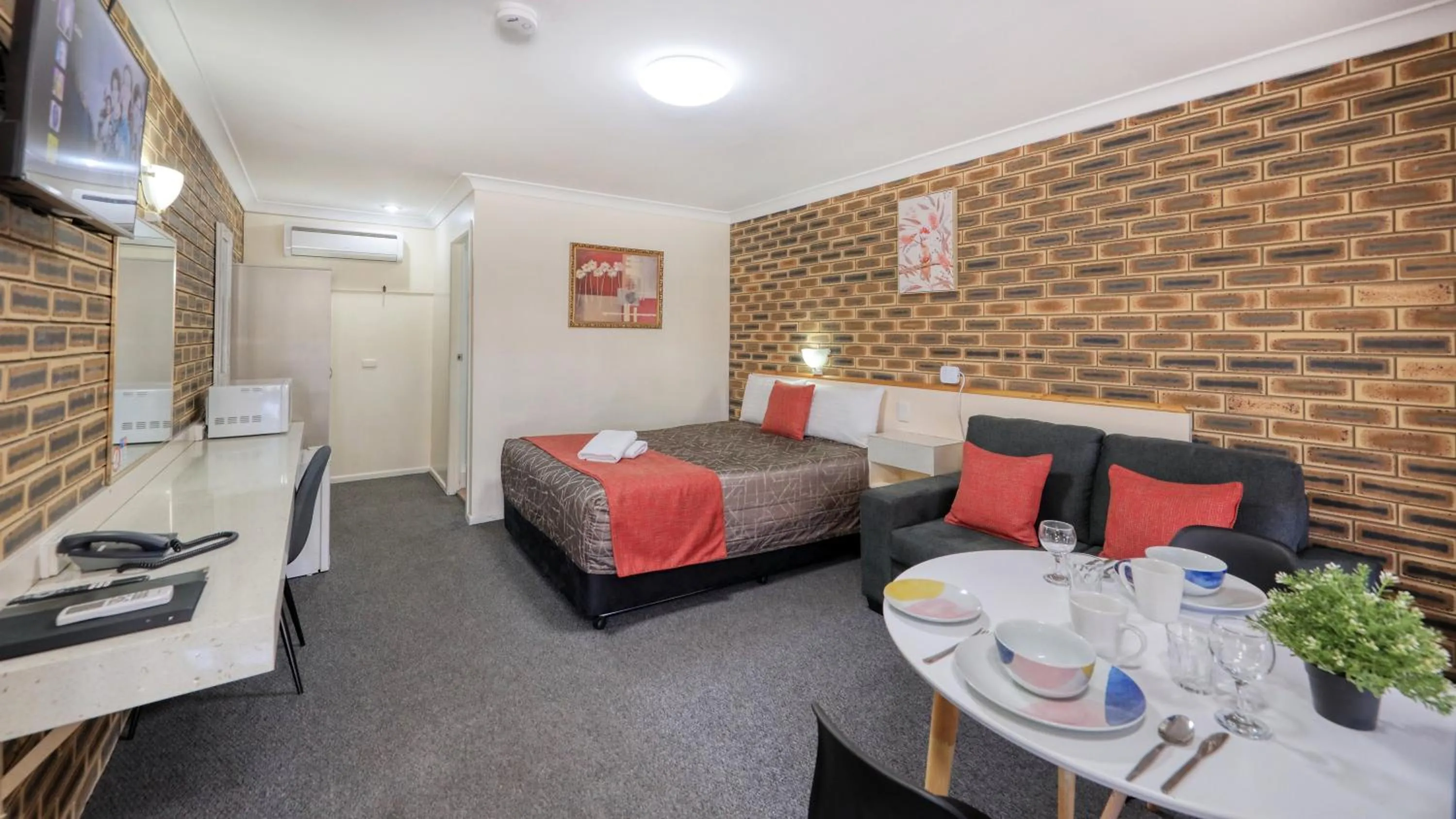 TV and multimedia in Top of the Town Motel