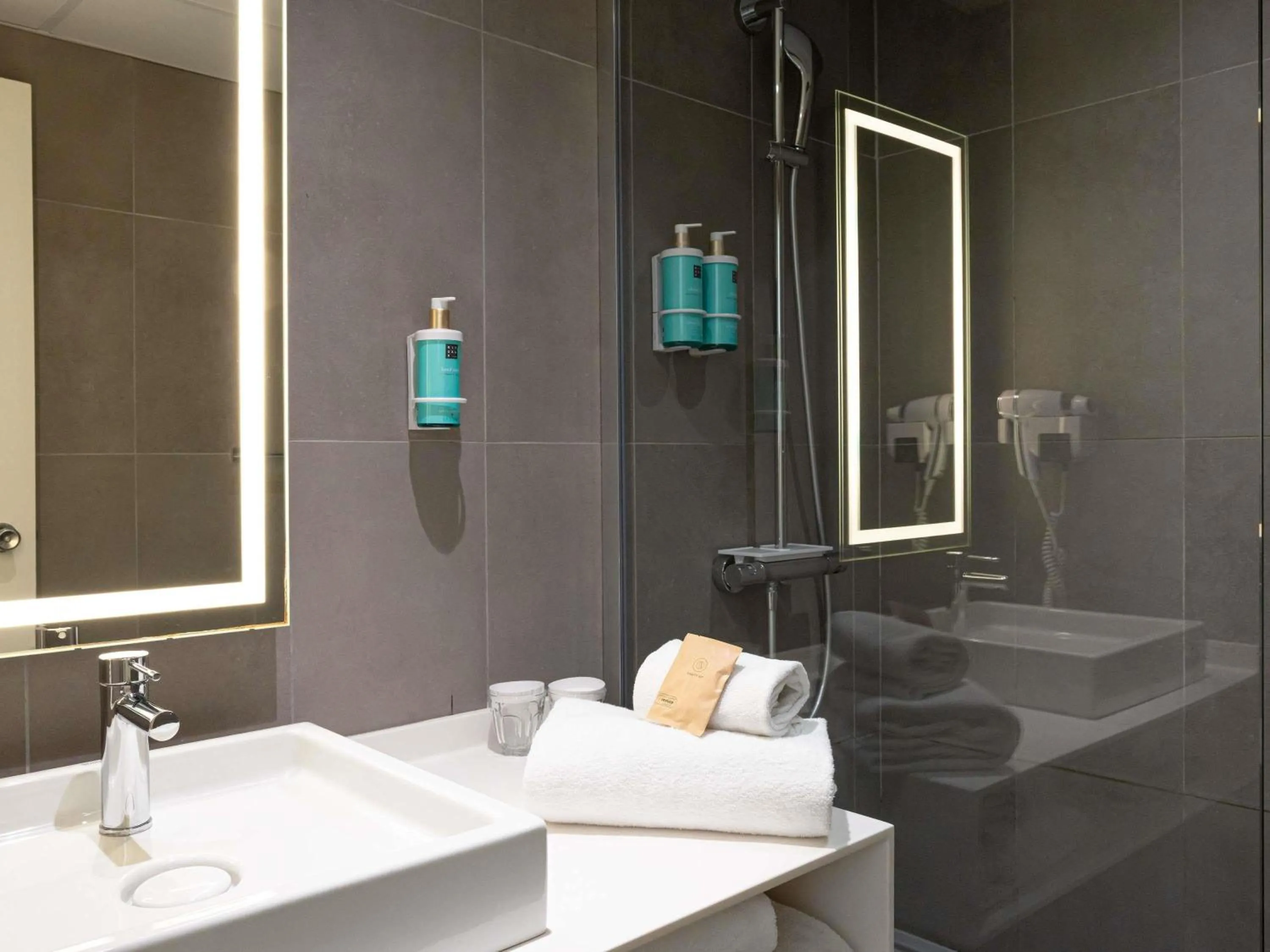 Bedroom in Novotel Narbonne Sud A9/A61