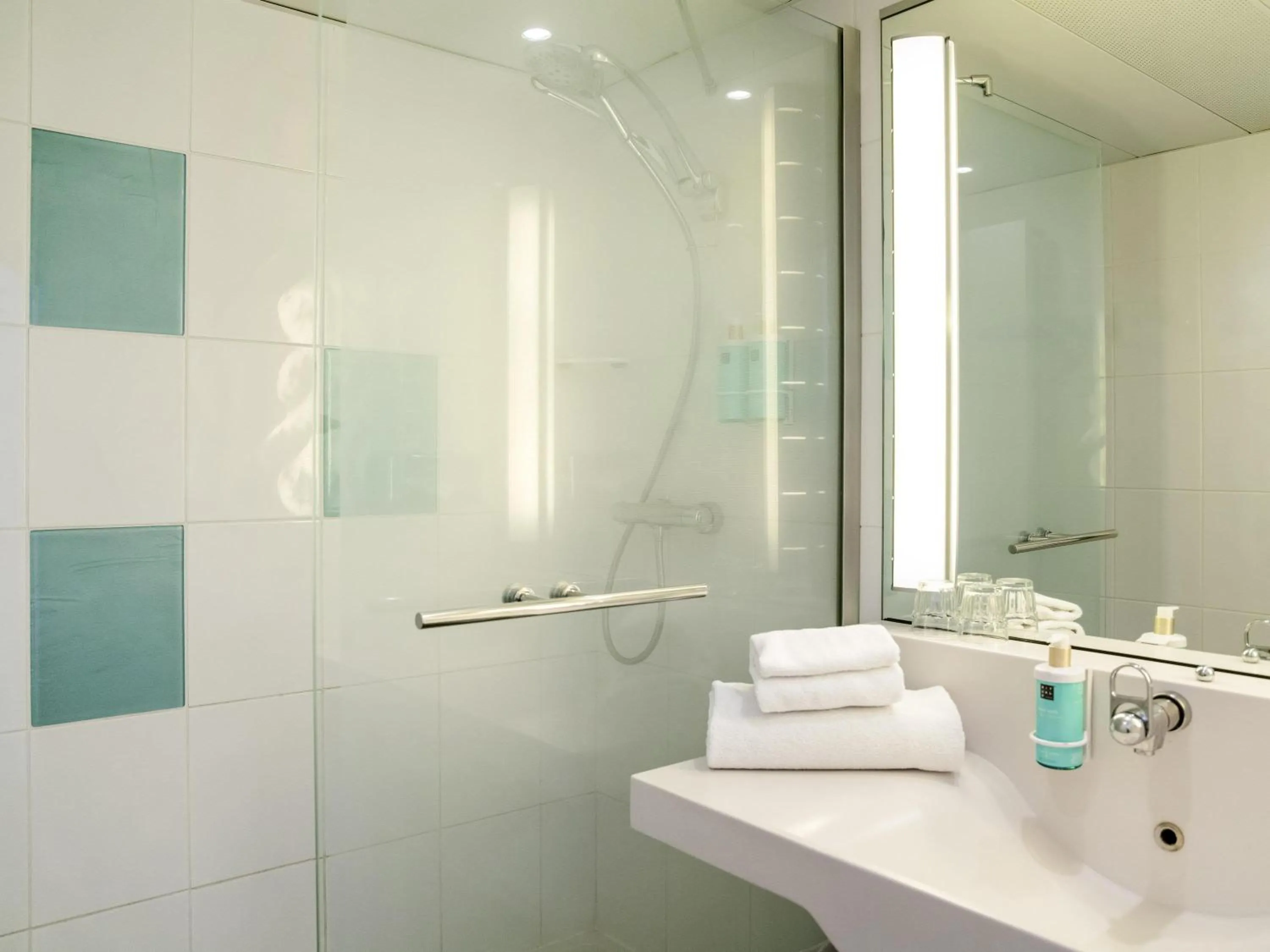 Bedroom in Novotel Bordeaux Mérignac