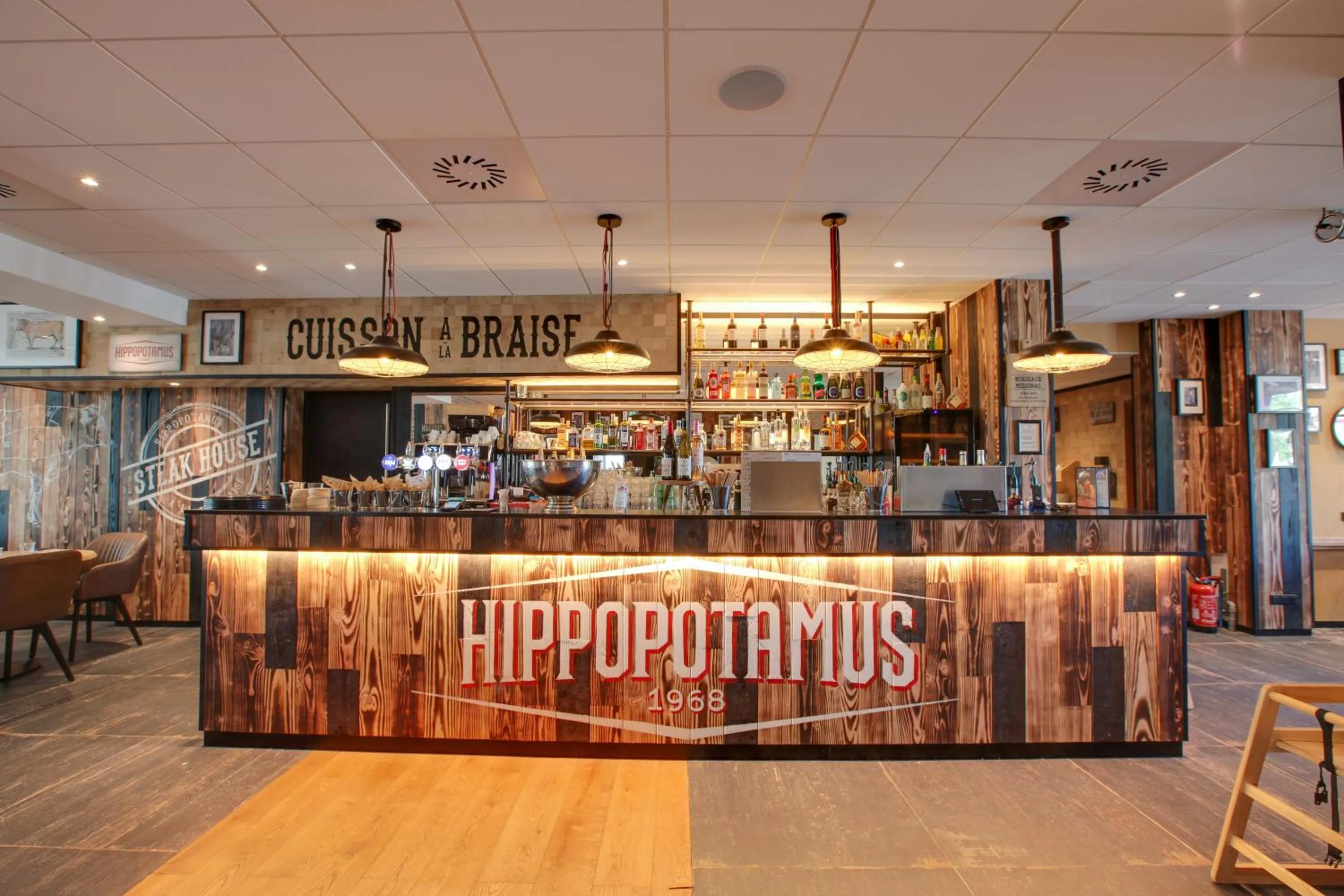 Lounge or bar in Novotel Bordeaux Mérignac