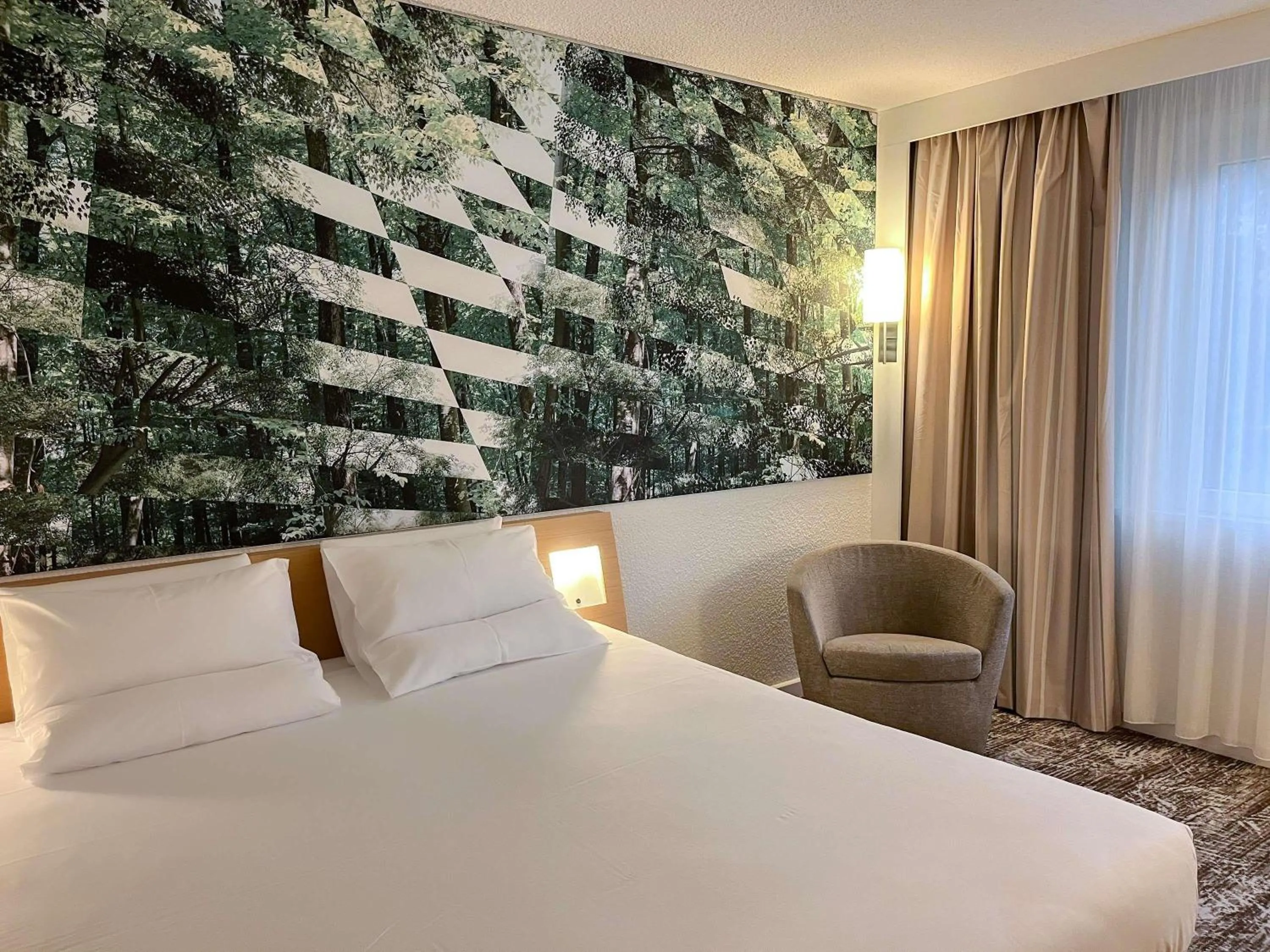 Bedroom, Bed in Novotel Bordeaux Mérignac