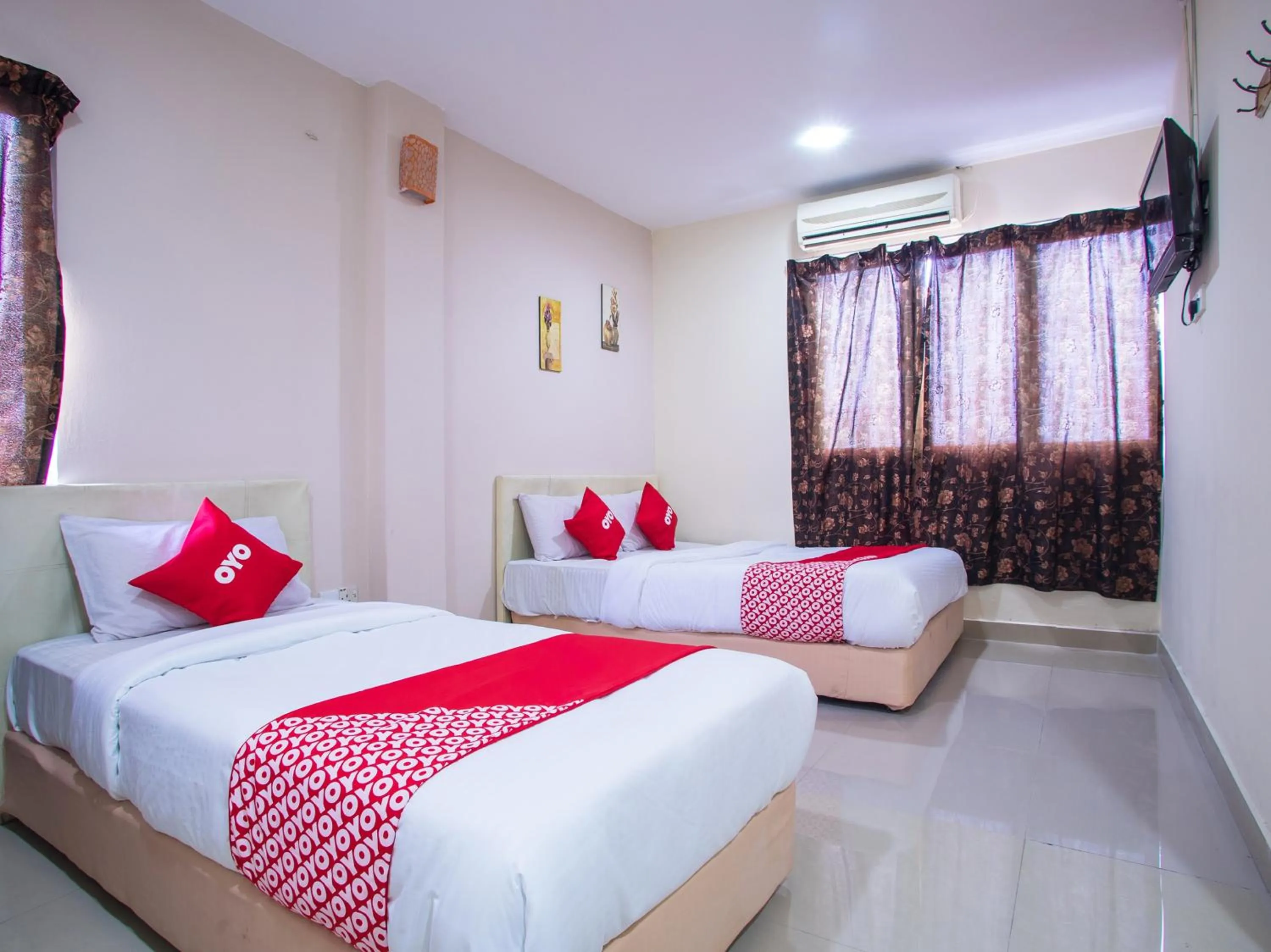 Bedroom in OYO 44010 Royals Star Hotel