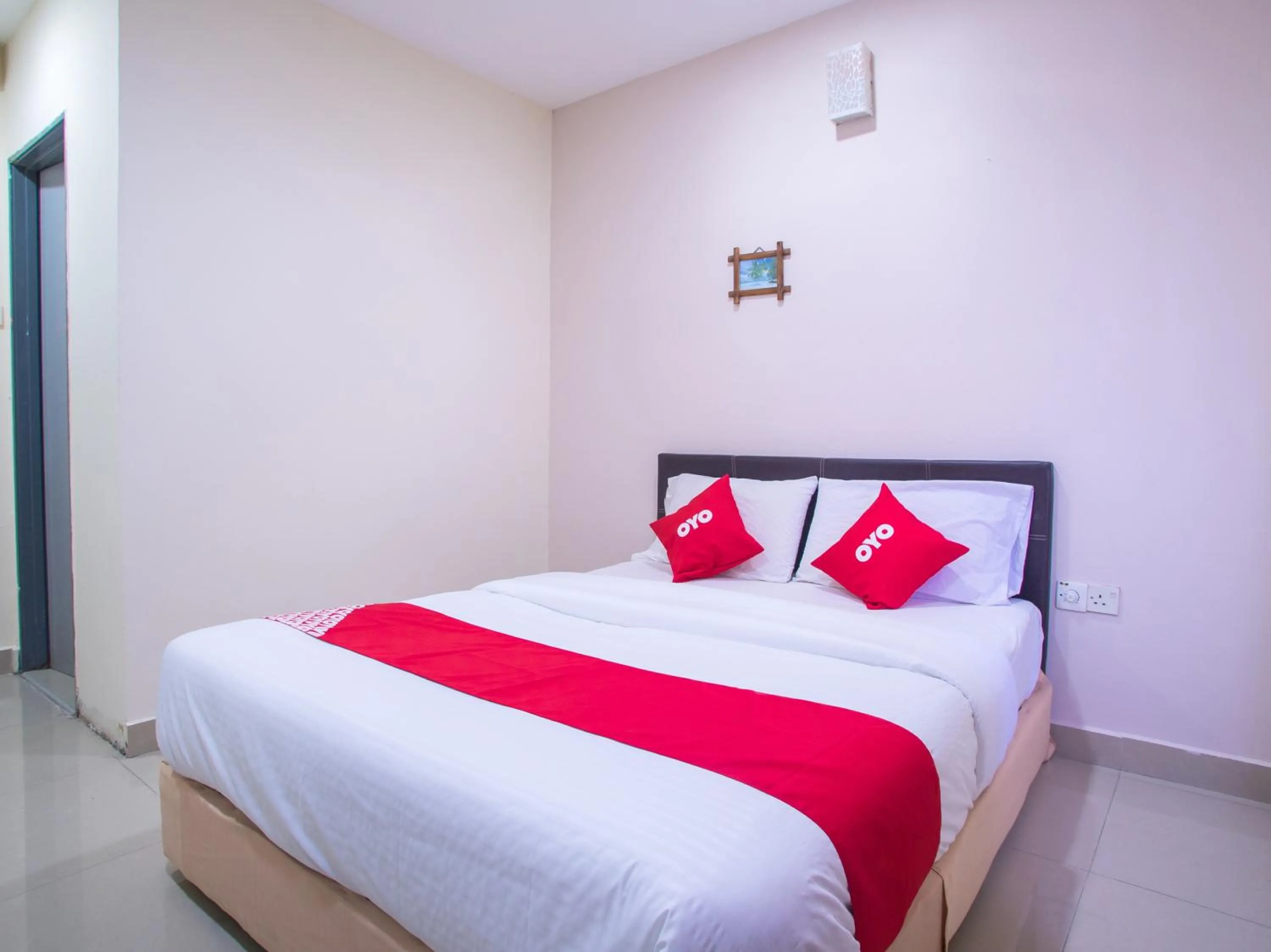 Bedroom in OYO 44010 Royals Star Hotel