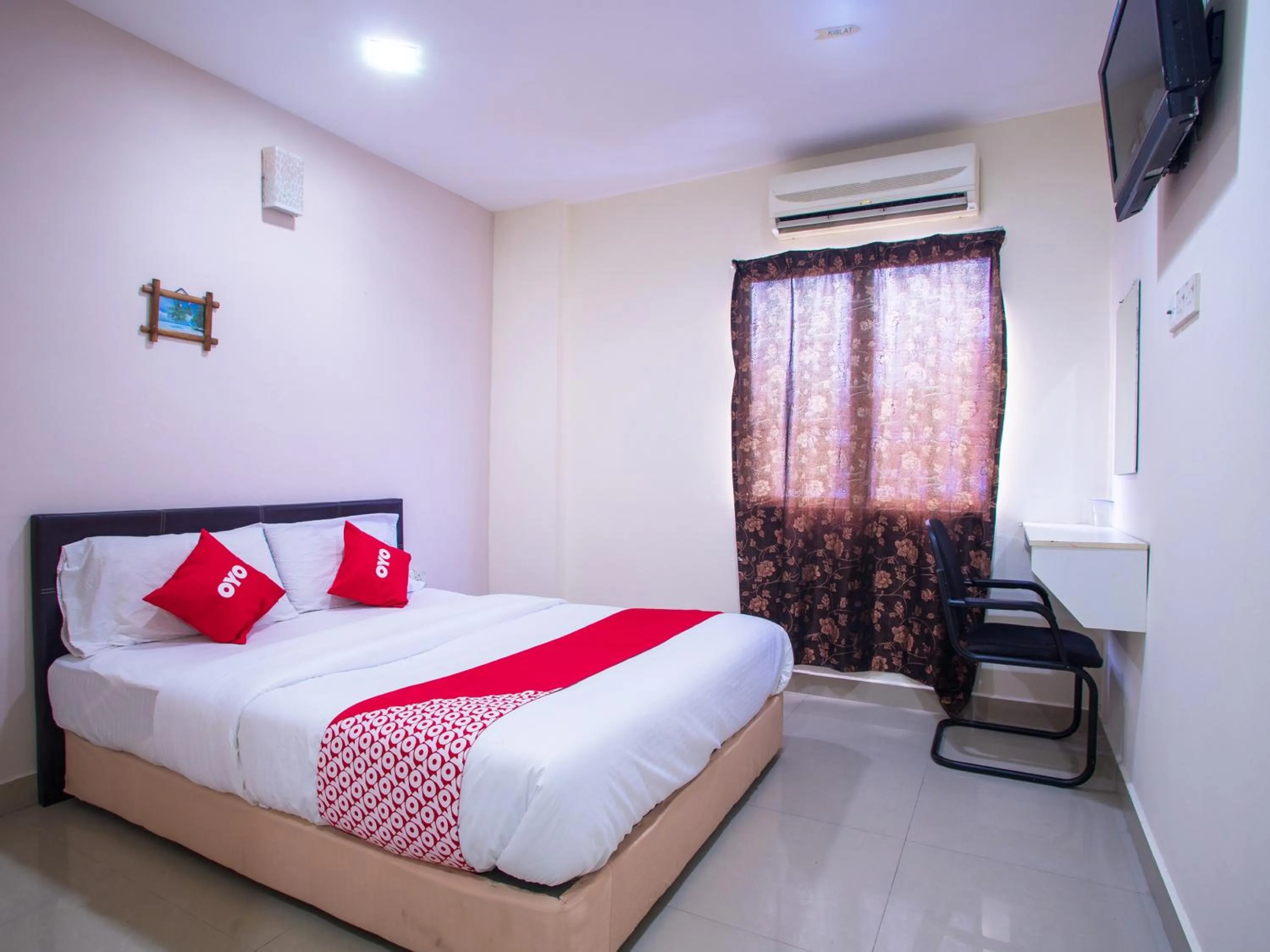 Bedroom in OYO 44010 Royals Star Hotel