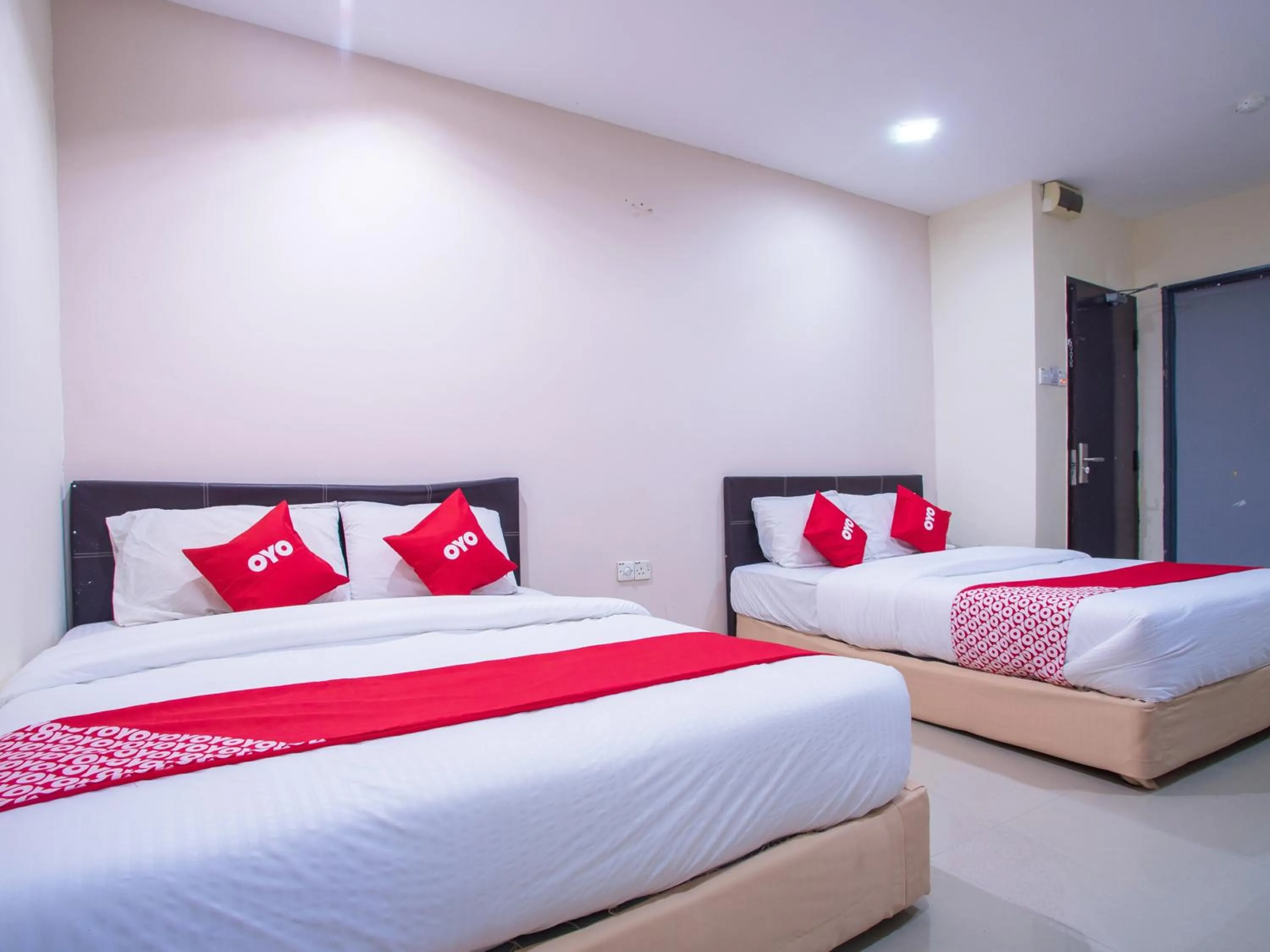 Bedroom in OYO 44010 Royals Star Hotel