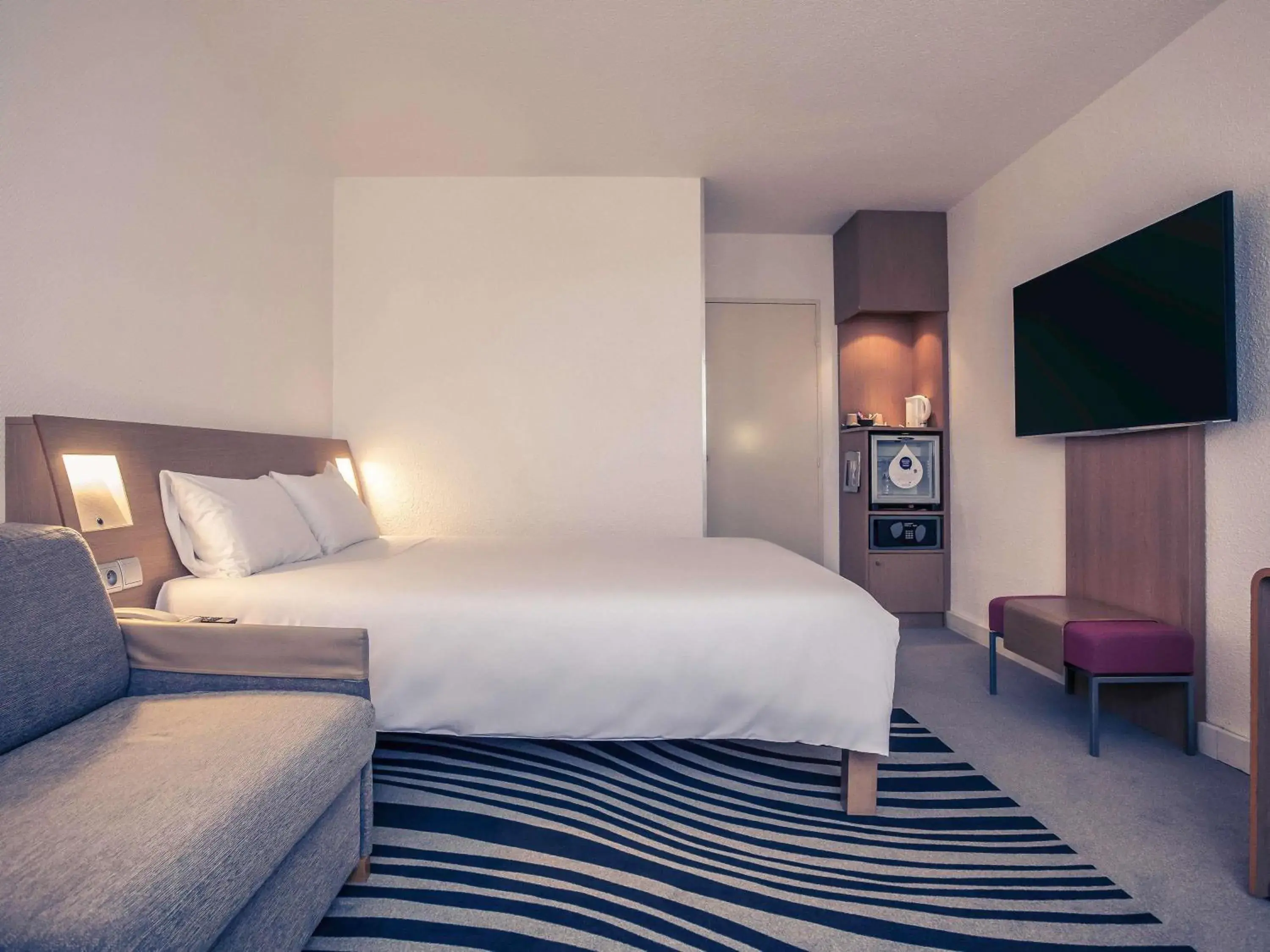 Superior Queen Room with Double Sofa Bed in Novotel Bourges Superior Queen Room with Double Sofa Bed in Novotel Bourges