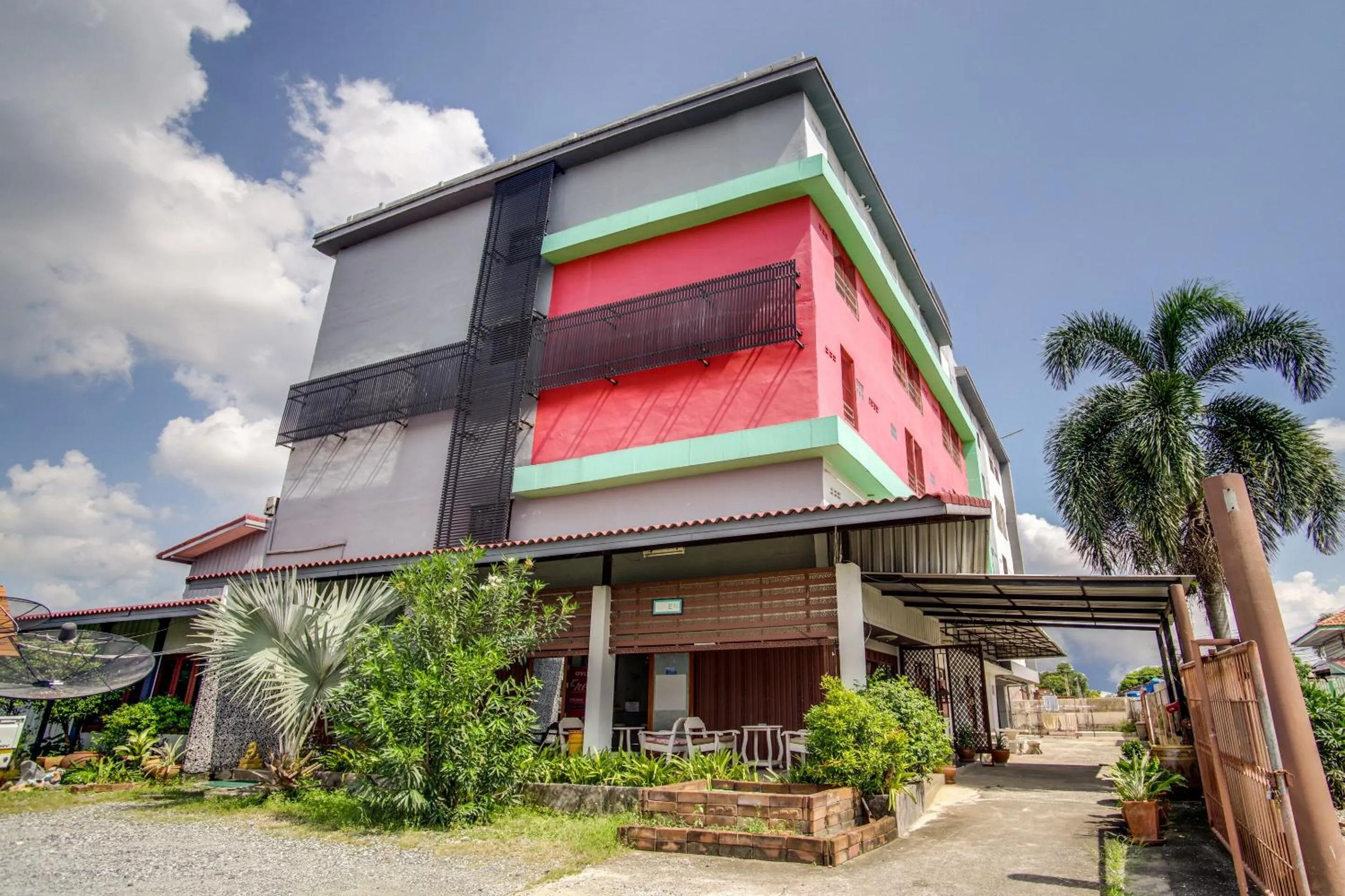 Facade/entrance in Pha Mansion