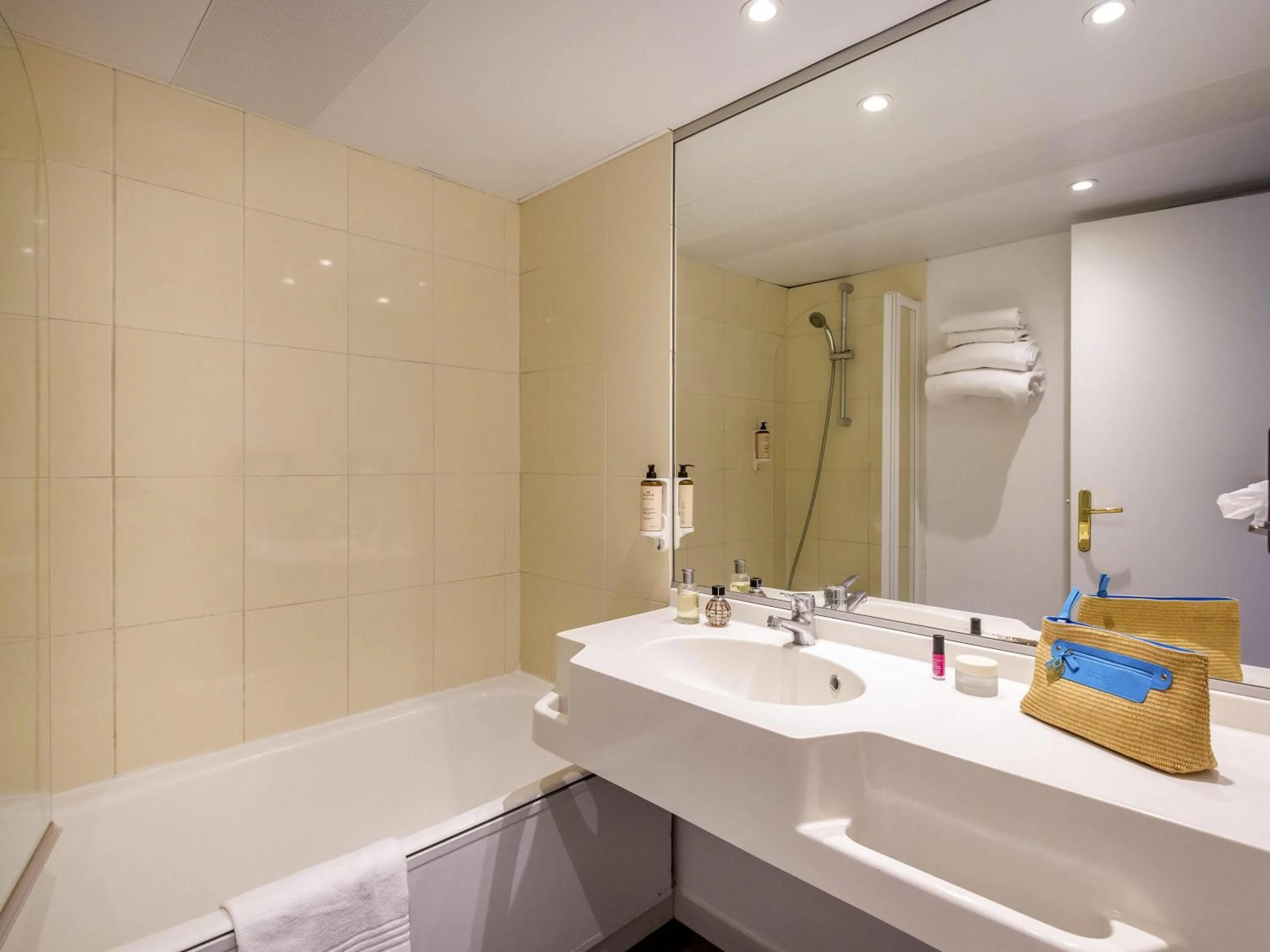 Bedroom in Mercure Cannes Mandelieu