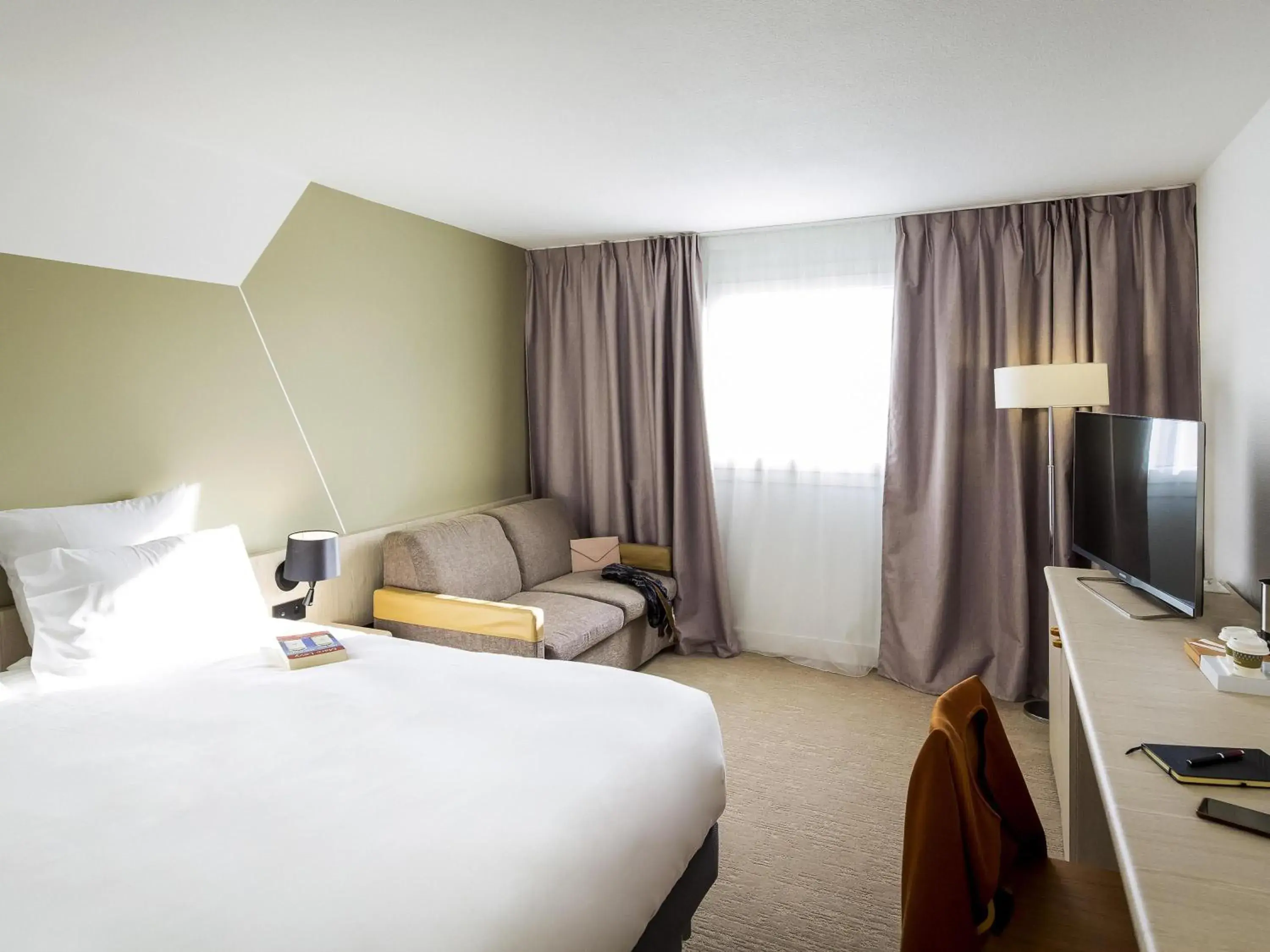 Bedroom, Bed in Mercure Cannes Mandelieu Bedroom, Bed in Mercure Cannes Mandelieu