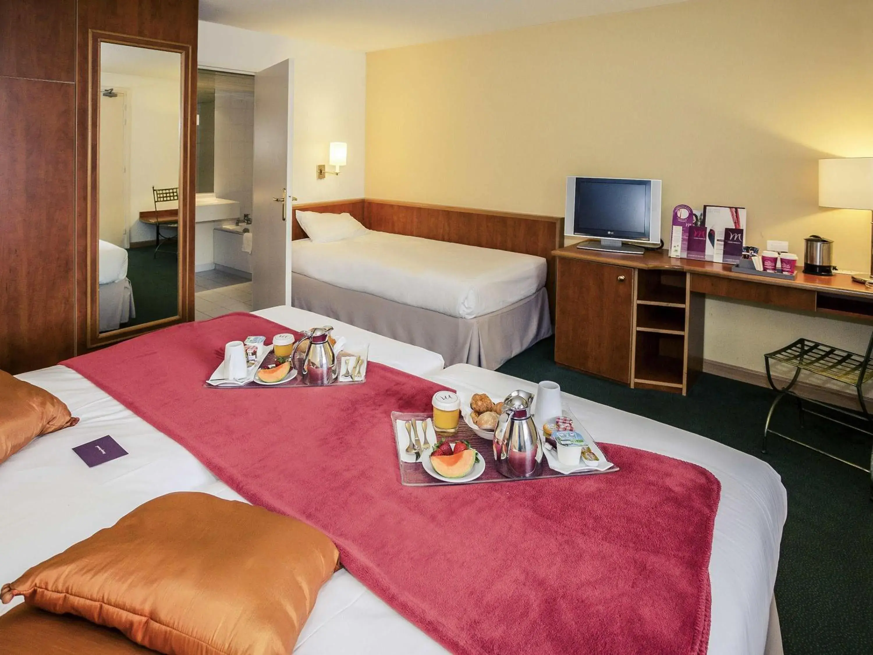 Bedroom, Bed in Mercure Cannes Mandelieu Bedroom, Bed in Mercure Cannes Mandelieu