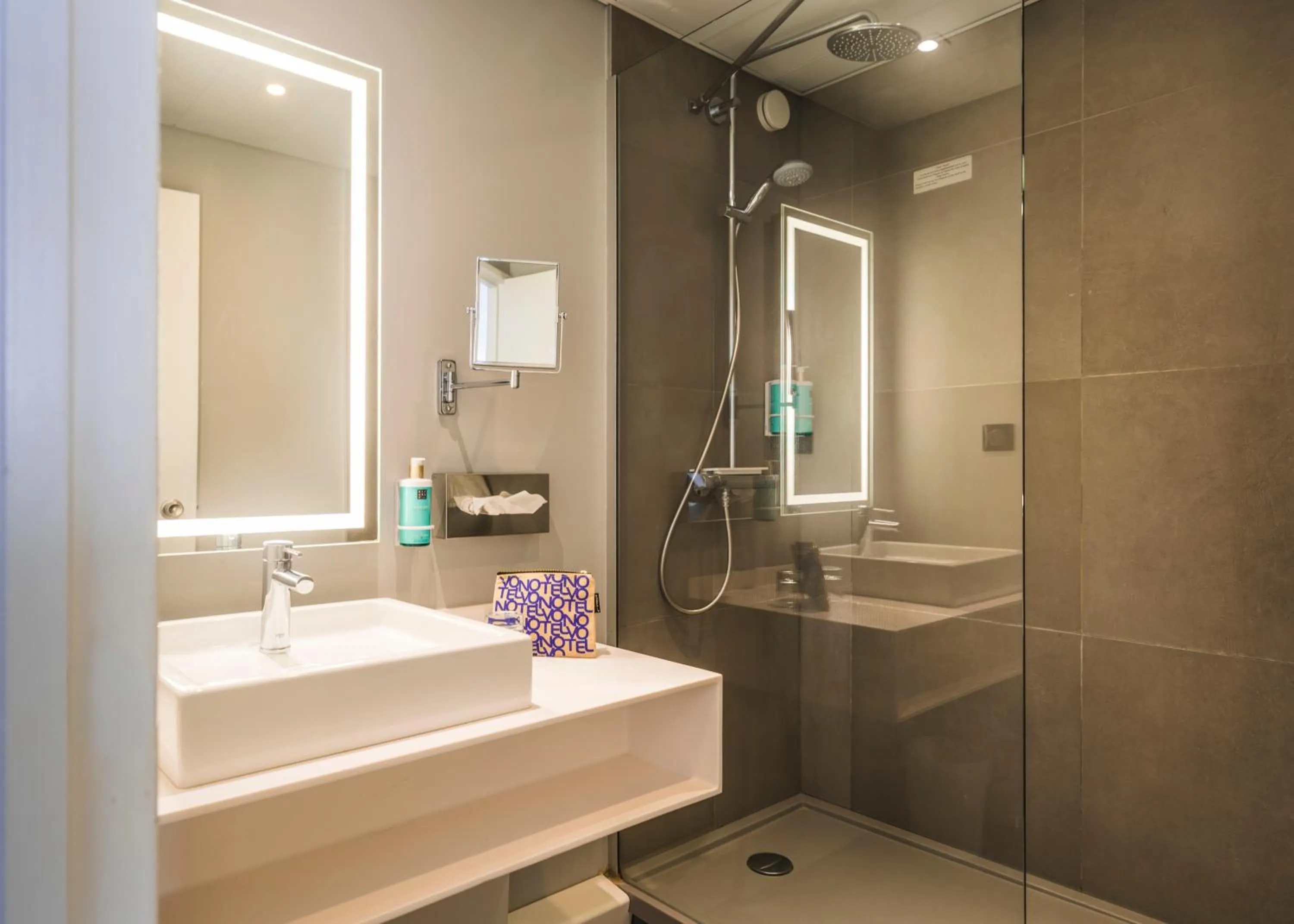 Shower in Novotel Caen Côte de Nacre