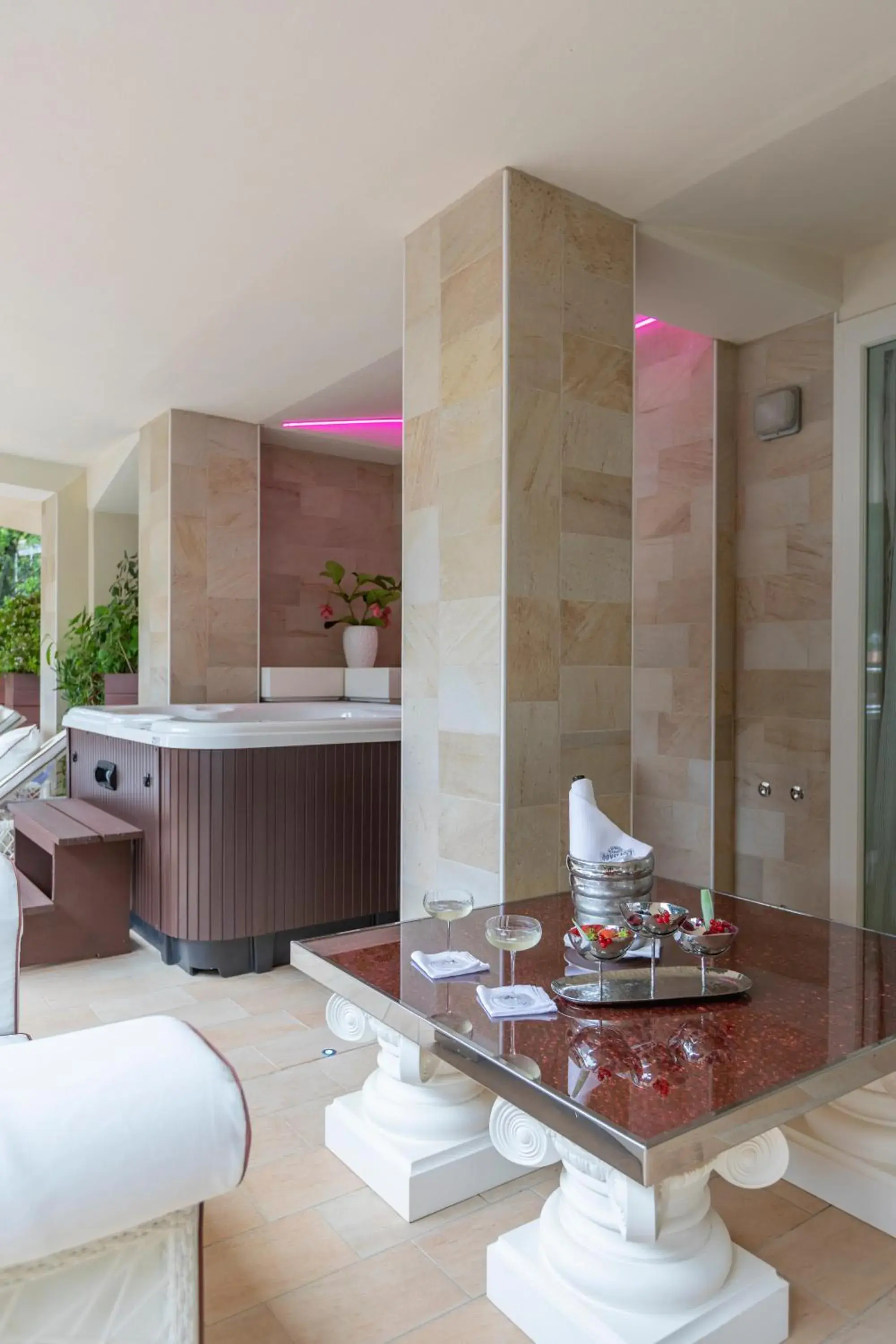 Hot Tub, Bathroom in Boutique Hotel Paradiso