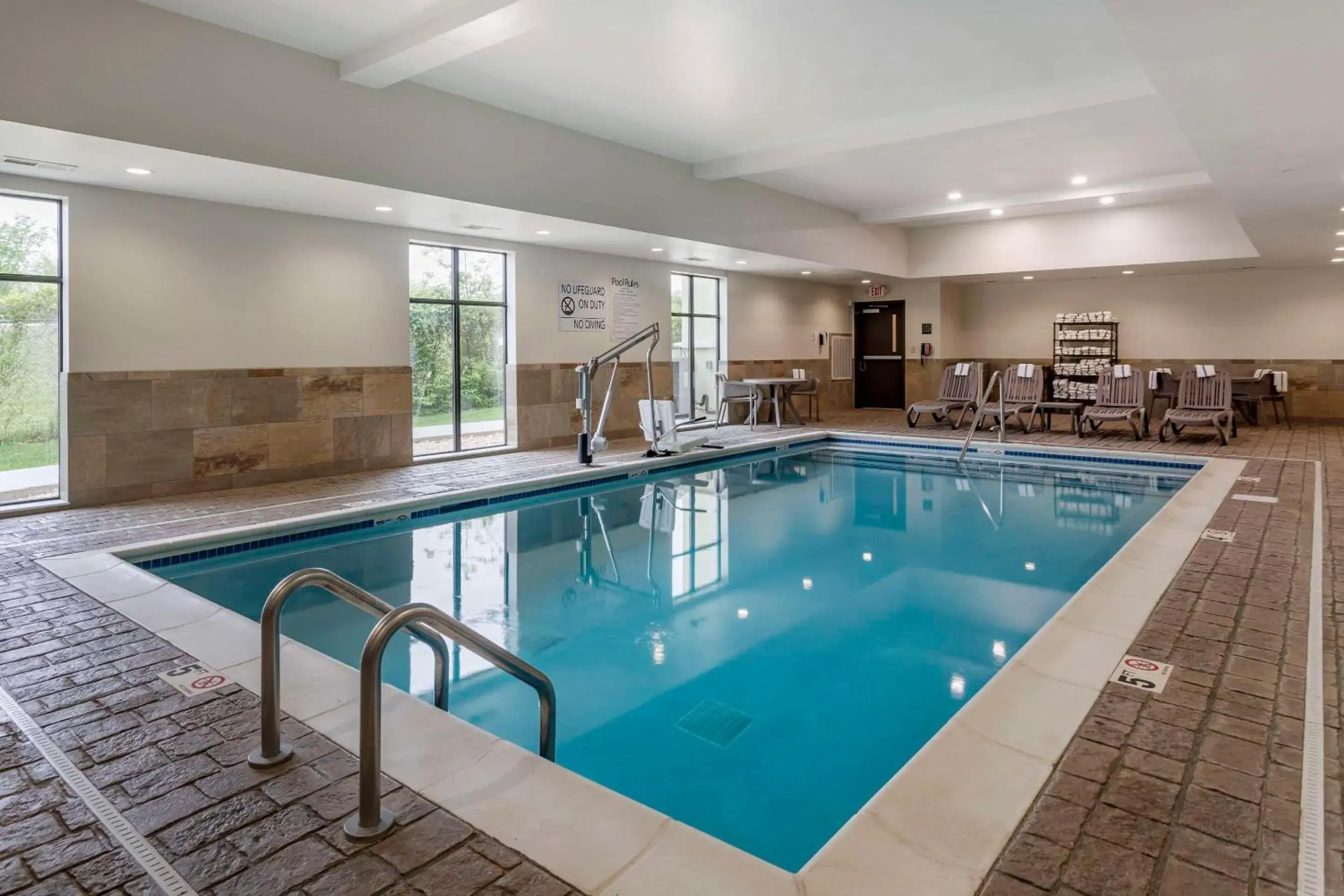 Swimming pool in MainStay Suites Bowling Green North Swimming pool in MainStay Suites Bowling Green North