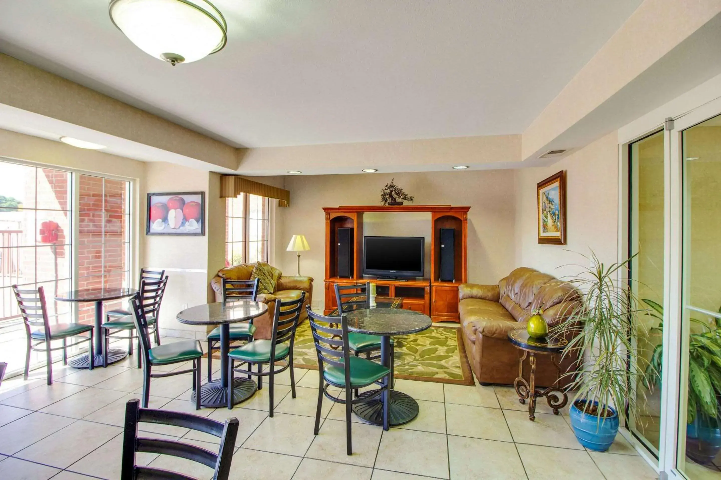 Breakfast in MainStay Suites Texas Medical Center-Reliant Park Breakfast in MainStay Suites Texas Medical Center-Reliant Park