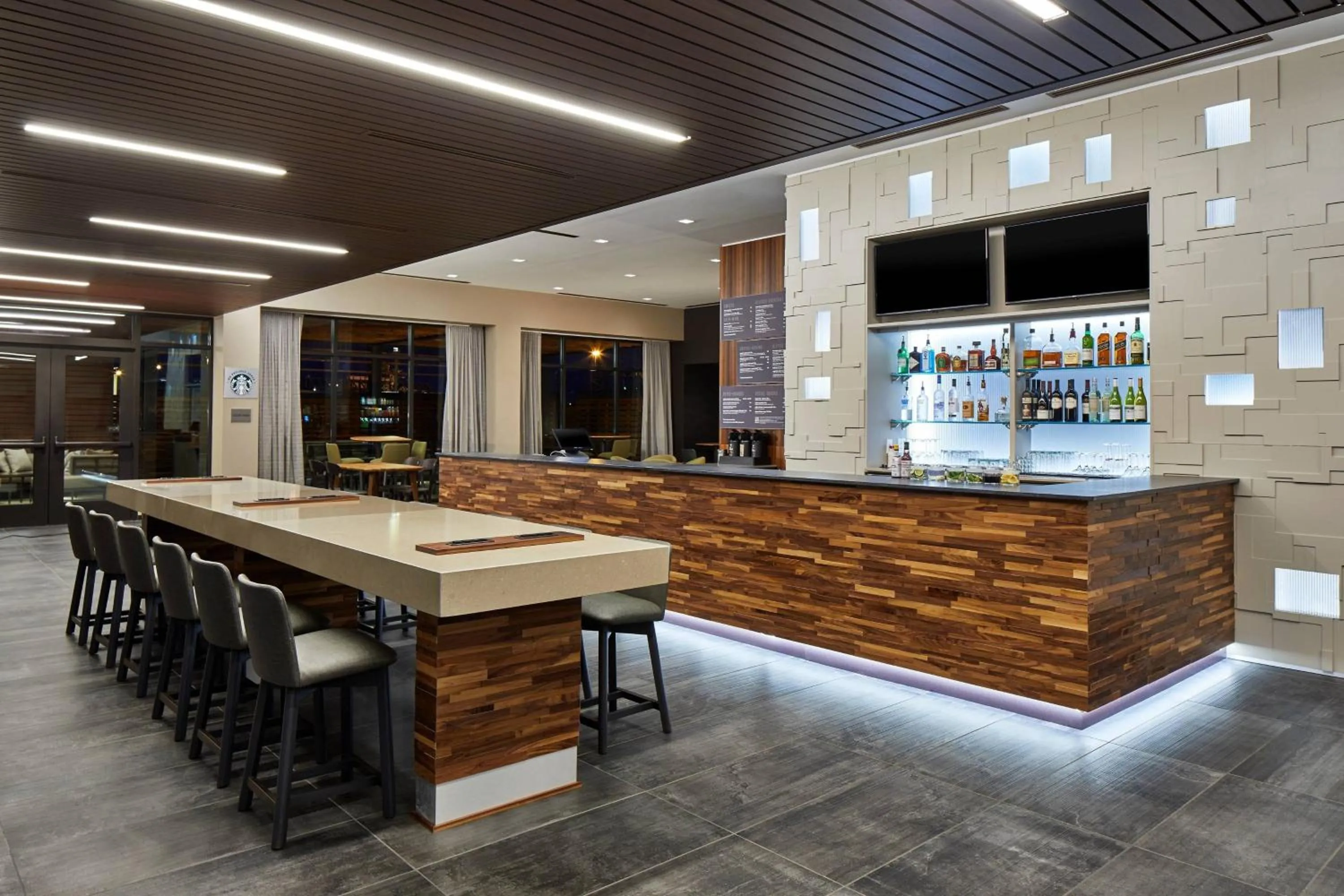 Lounge or bar in Courtyard Baltimore Downtown/McHenry Row