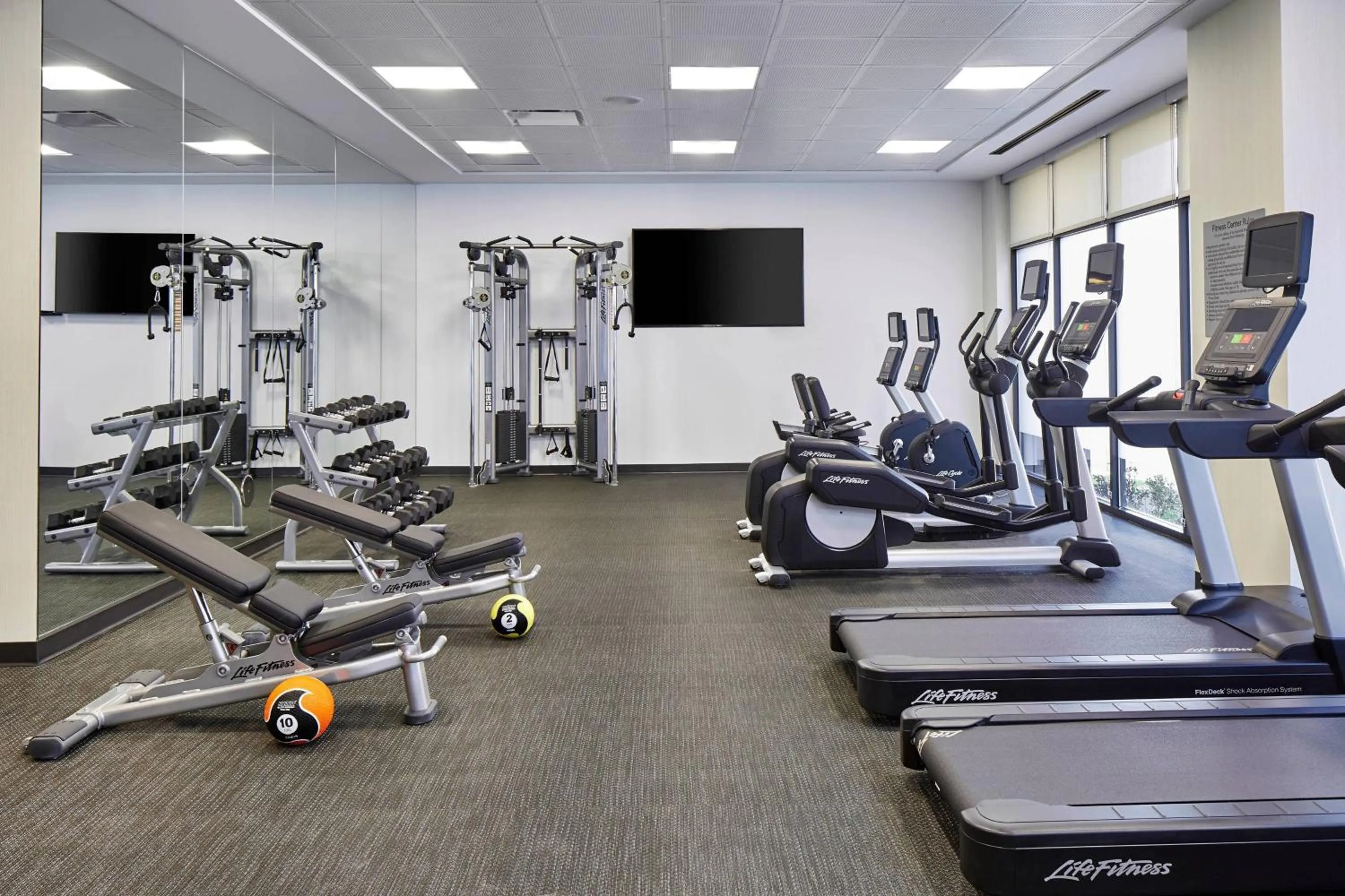 Fitness centre/facilities in Courtyard Baltimore Downtown/McHenry Row