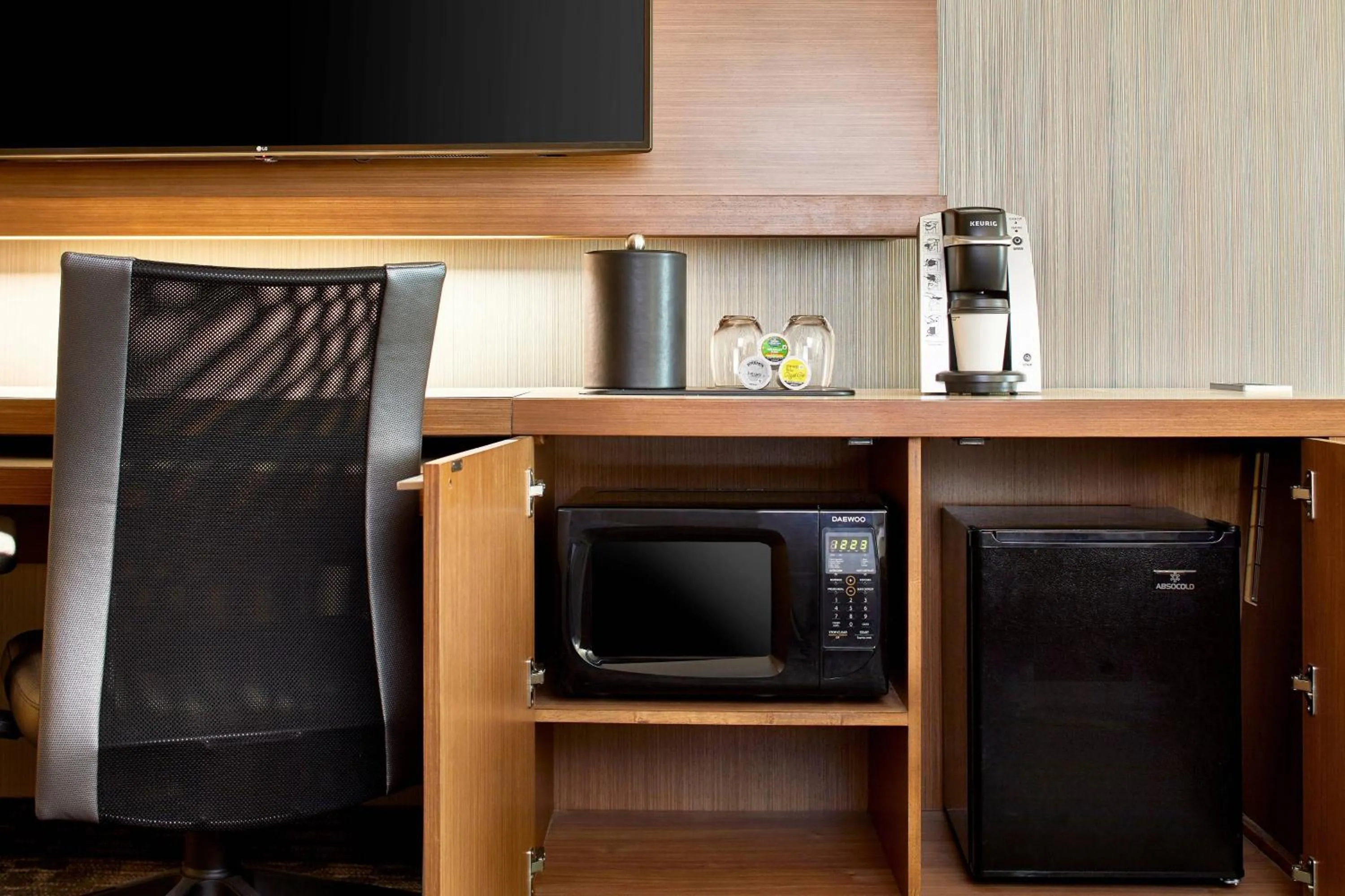 Photo of the whole room in Courtyard Baltimore Downtown/McHenry Row