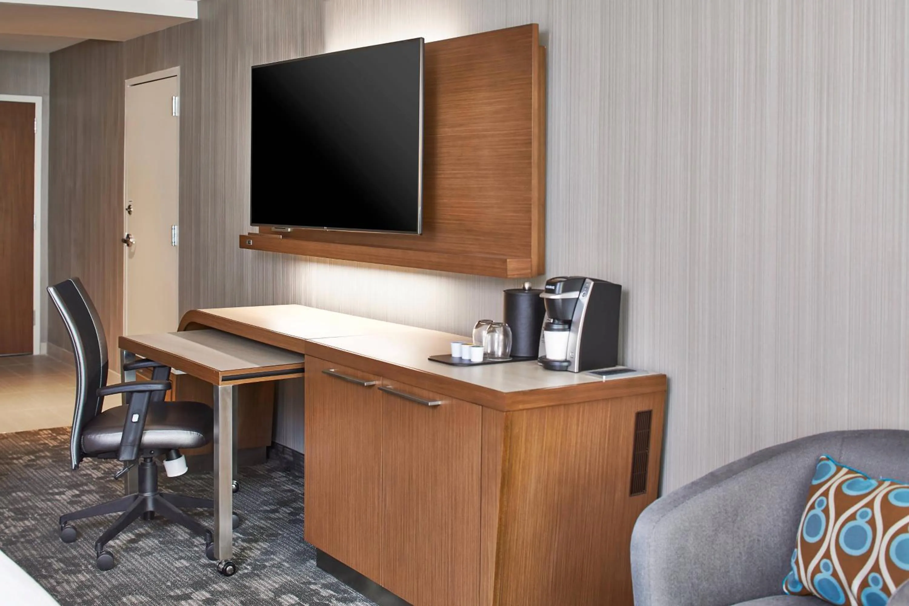 Photo of the whole room in Courtyard Baltimore Downtown/McHenry Row